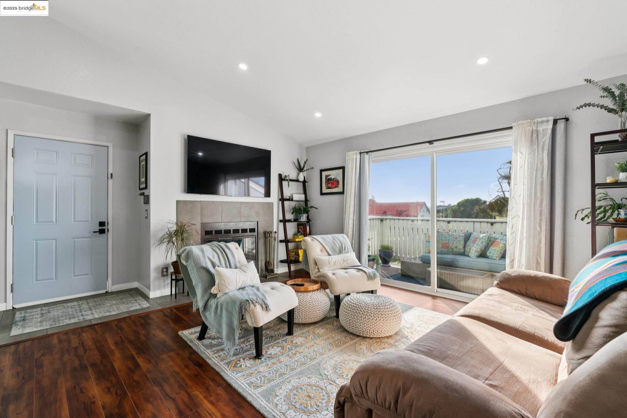 Detail Gallery Image 5 of 60 For 184 Schooner Ct, Richmond,  CA 94804 - 2 Beds | 2 Baths