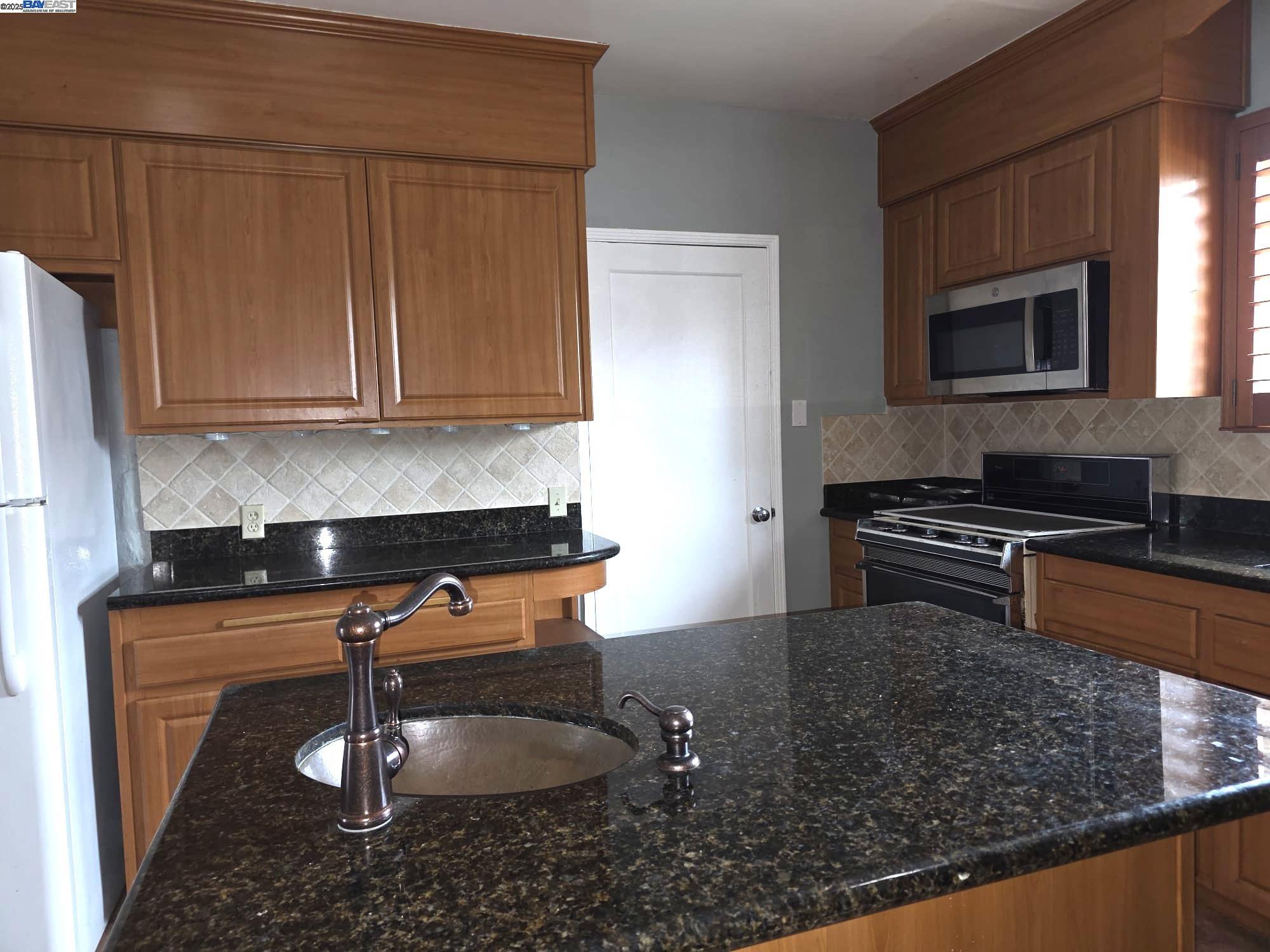 Detail Gallery Image 7 of 15 For 2305 Tennessee St, Vallejo,  CA 94591 - 3 Beds | 2 Baths