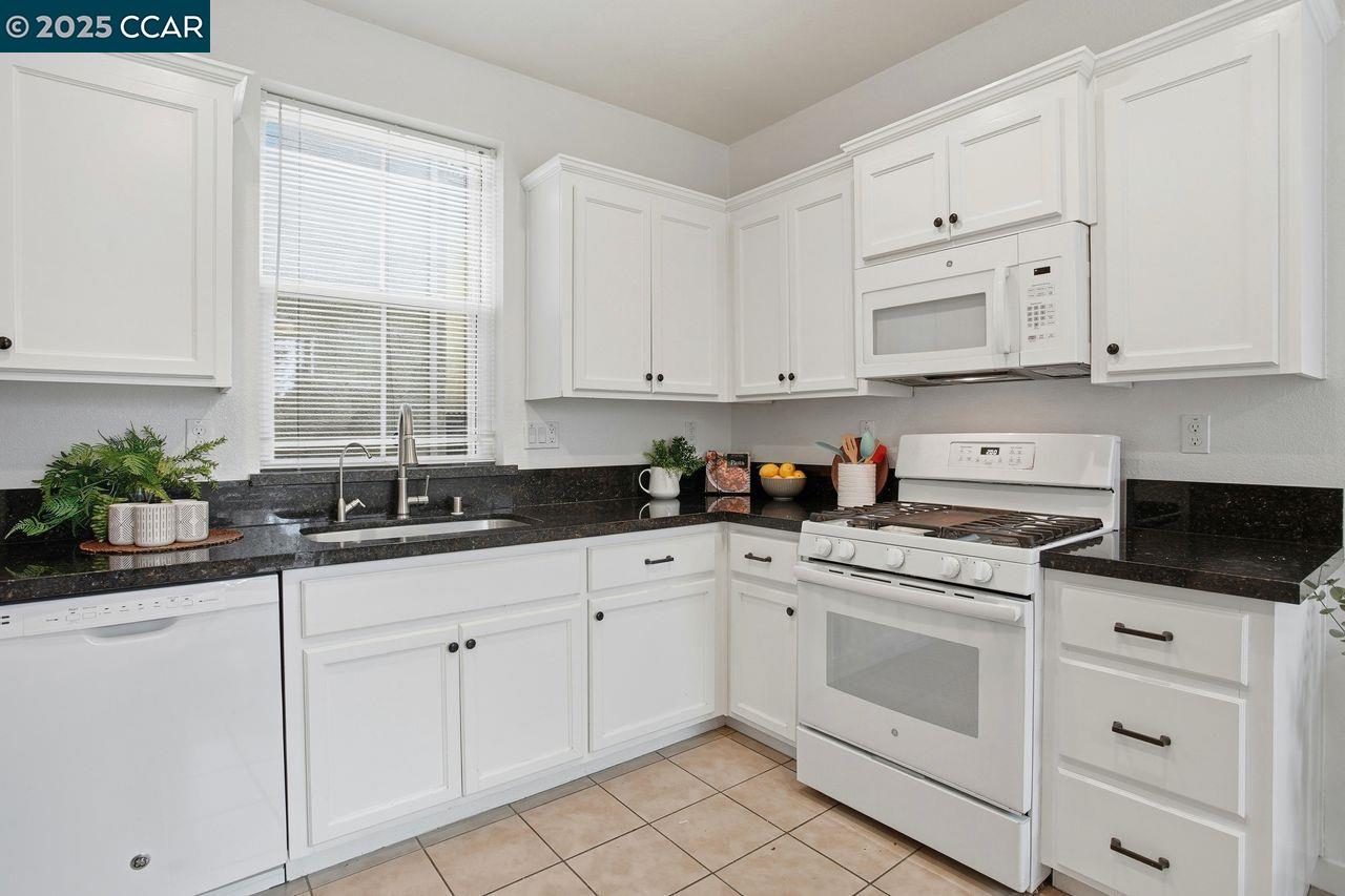 Detail Gallery Image 7 of 48 For 1830 Yellowwood Ave, Sacramento,  CA 95834 - 3 Beds | 2/1 Baths