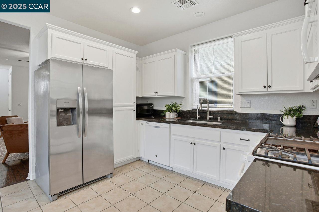 Detail Gallery Image 8 of 48 For 1830 Yellowwood Ave, Sacramento,  CA 95834 - 3 Beds | 2/1 Baths