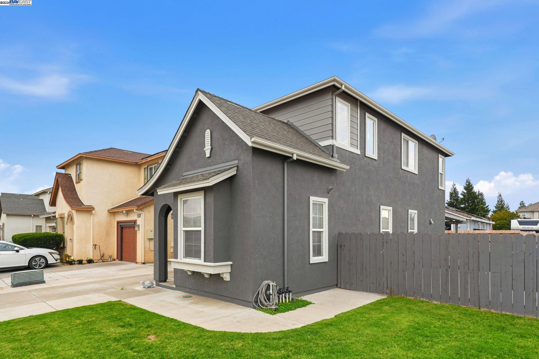 Detail Gallery Image 4 of 36 For 1588 Hearthsong Dr, Manteca,  CA 95337 - 4 Beds | 2/1 Baths