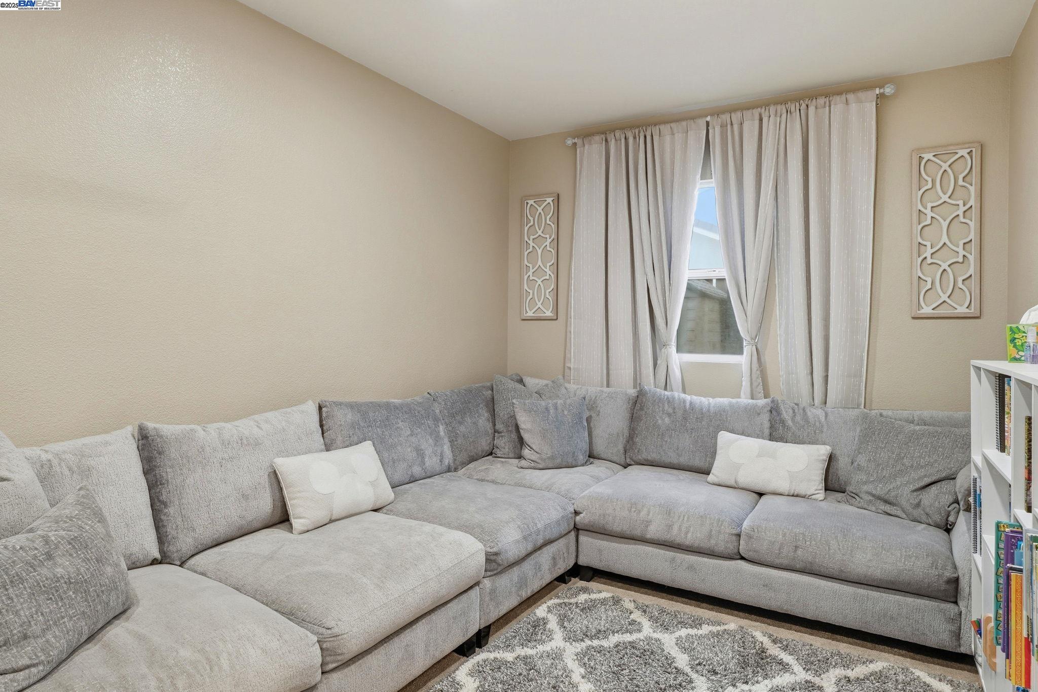 Detail Gallery Image 7 of 36 For 1588 Hearthsong Dr, Manteca,  CA 95337 - 4 Beds | 2/1 Baths