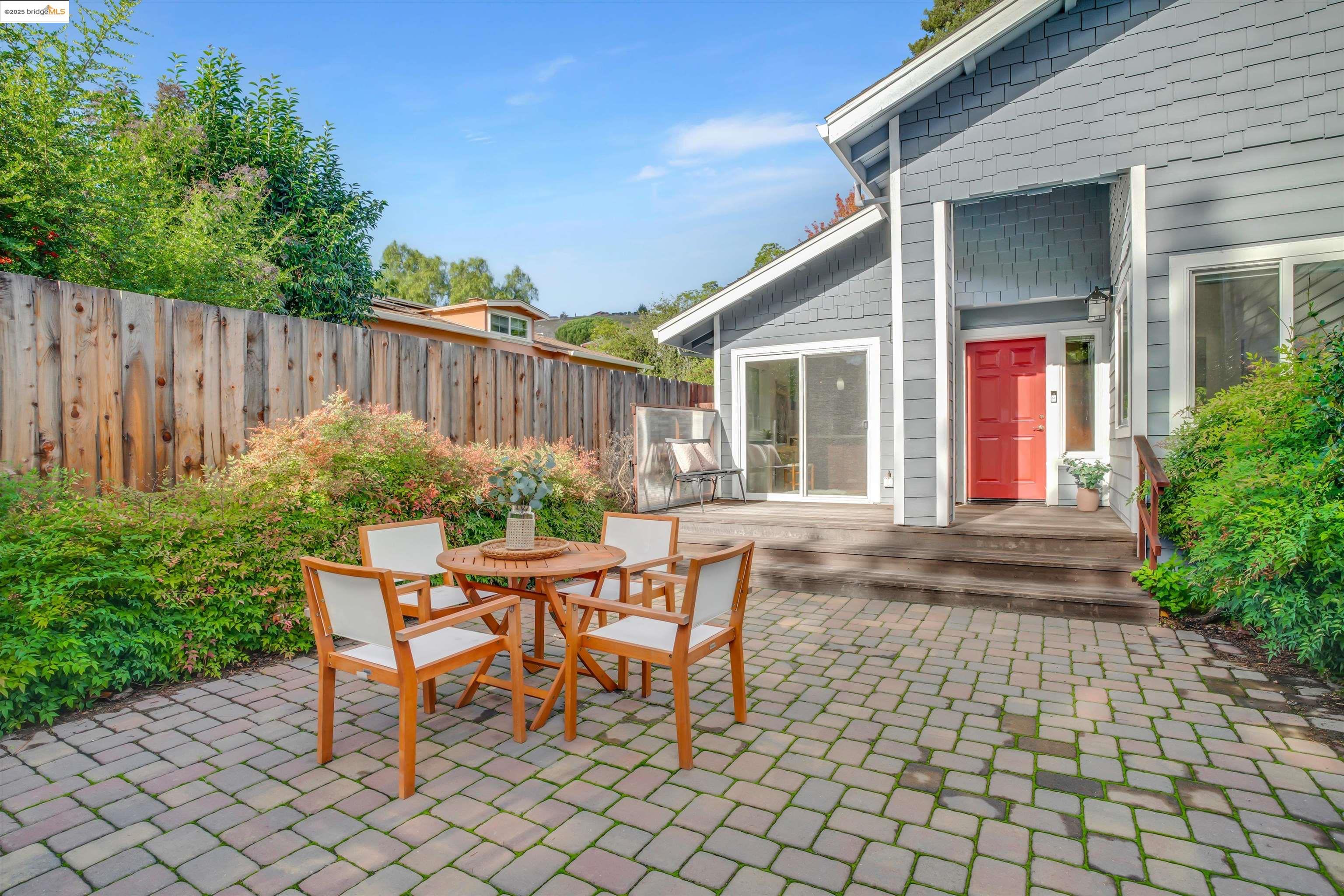 Detail Gallery Image 3 of 34 For 2380 Martinez Ct, Pinole,  CA 94564 - 3 Beds | 2 Baths