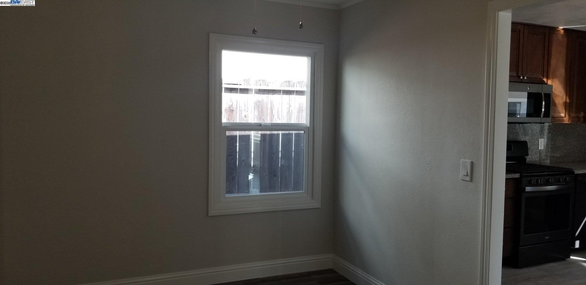 Detail Gallery Image 3 of 9 For 20189 Wisteria St, Castro Valley,  CA 94546 - 2 Beds | 1 Baths