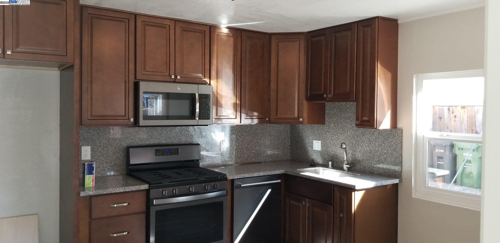 Detail Gallery Image 4 of 9 For 20189 Wisteria St, Castro Valley,  CA 94546 - 2 Beds | 1 Baths