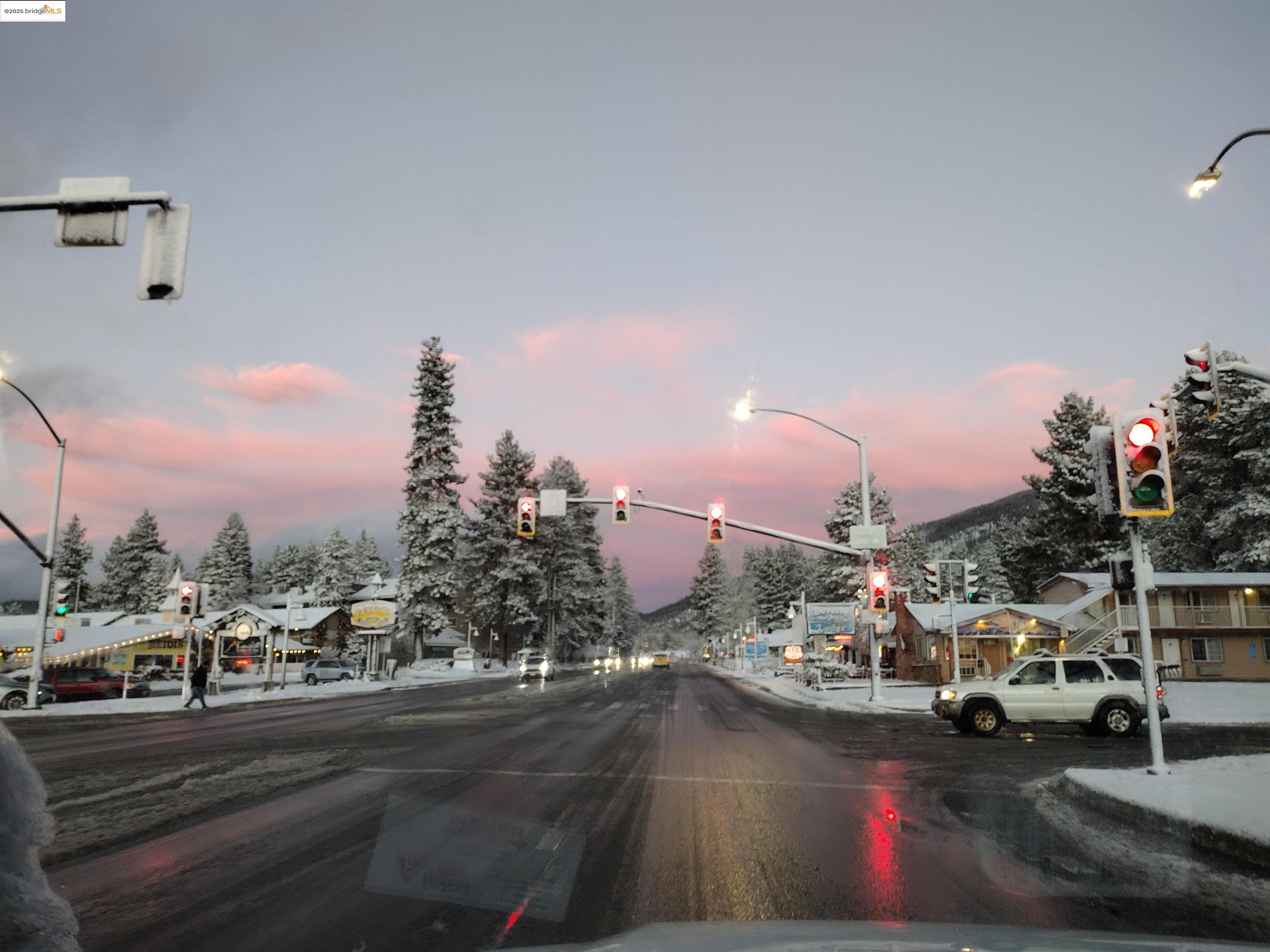 Detail Gallery Image 2 of 39 For 864 San Francisco Ave, South Lake Tahoe,  CA 96150 - 3 Beds | 3 Baths