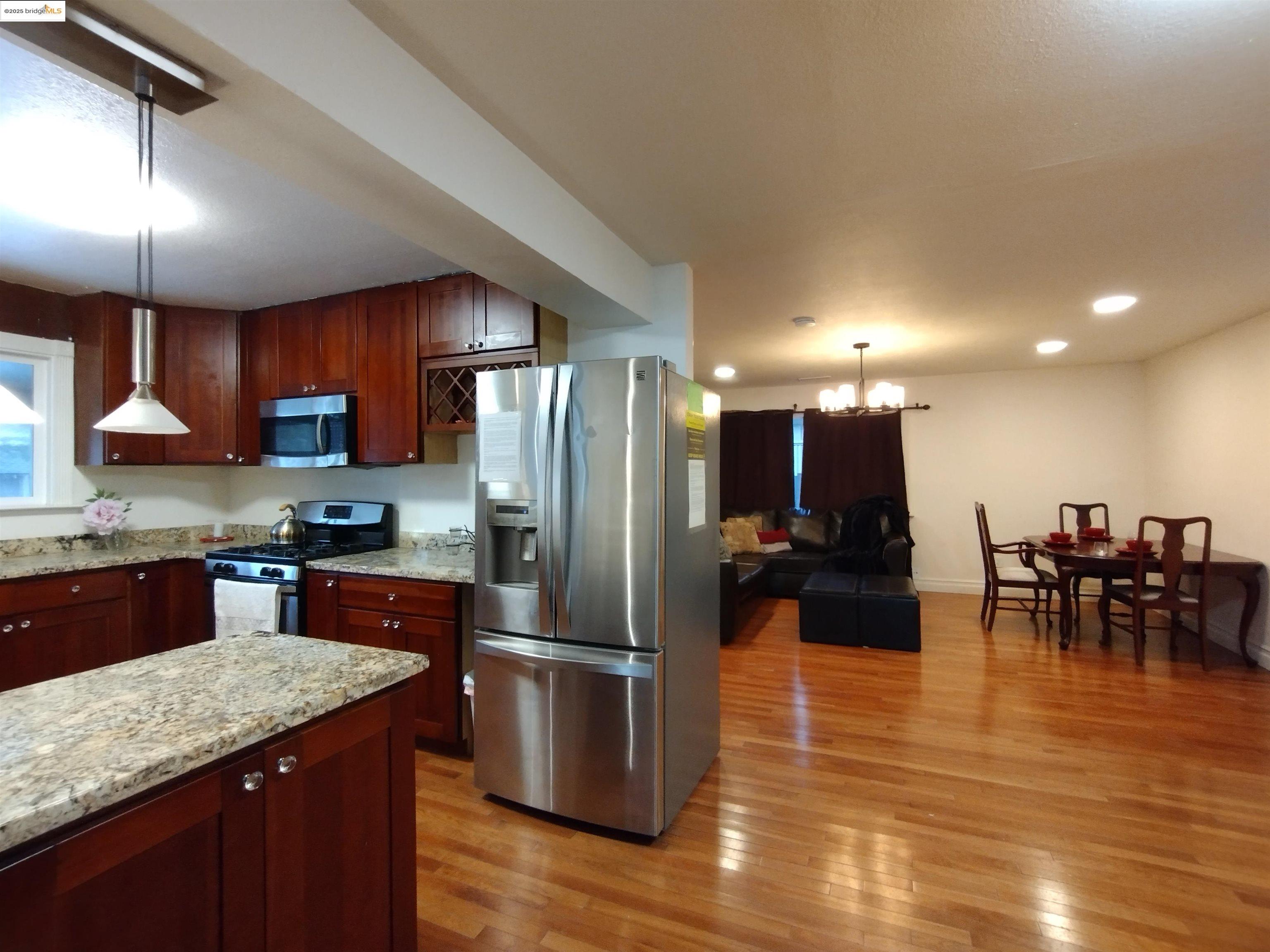 Detail Gallery Image 5 of 39 For 864 San Francisco Ave, South Lake Tahoe,  CA 96150 - 3 Beds | 3 Baths