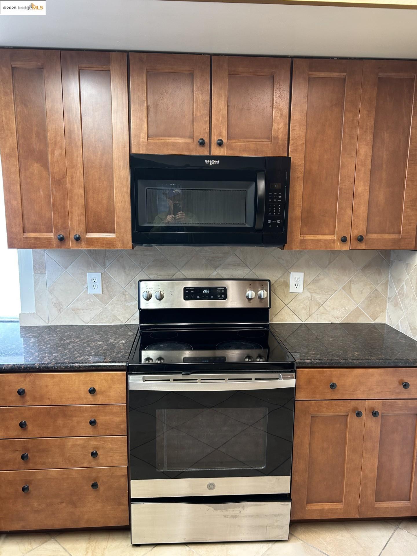 Detail Gallery Image 14 of 37 For 1363 Ridgecrest Rd, Pinole,  CA 94564 - 3 Beds | 2/1 Baths