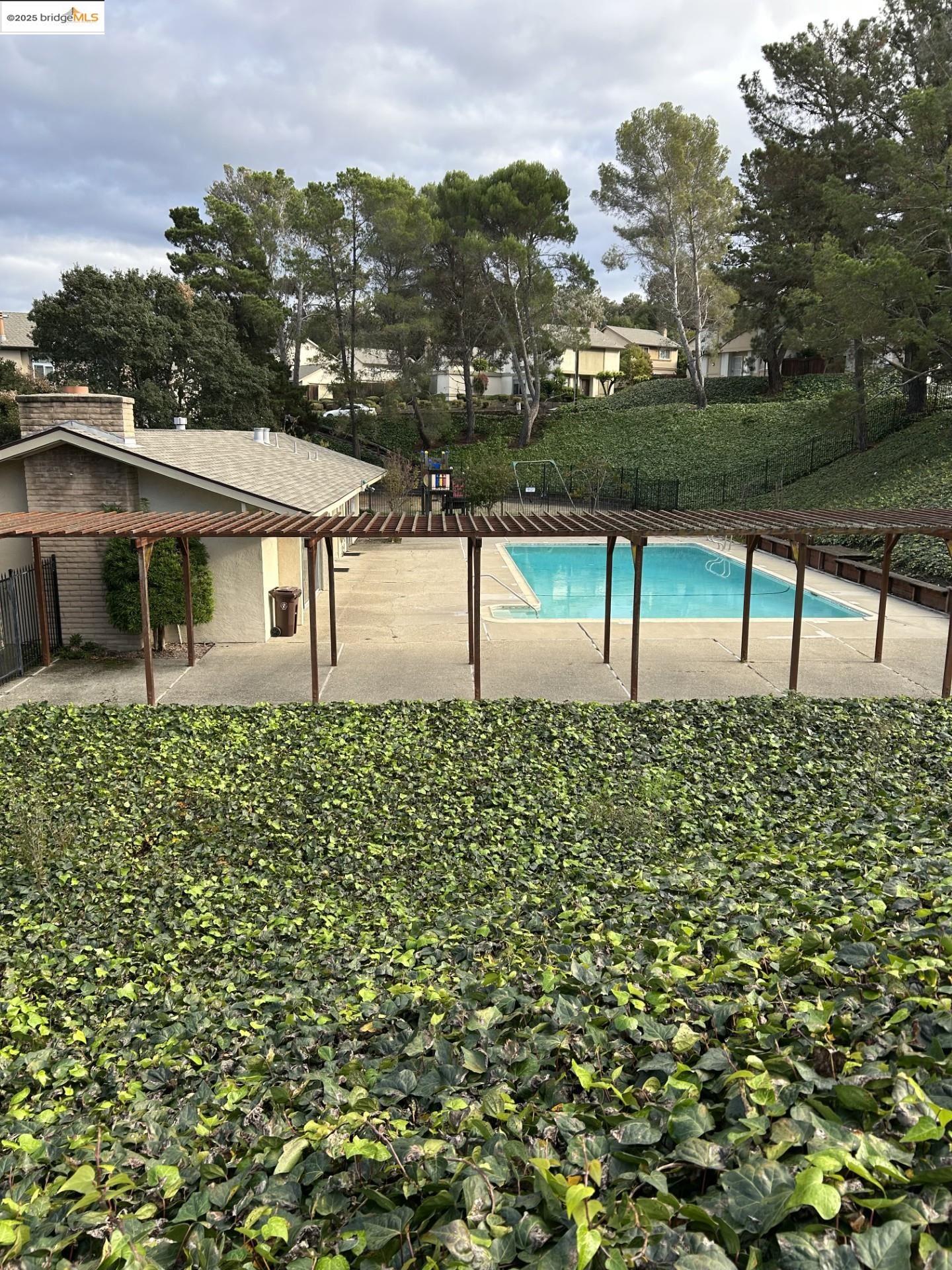 Detail Gallery Image 3 of 37 For 1363 Ridgecrest Rd, Pinole,  CA 94564 - 3 Beds | 2/1 Baths