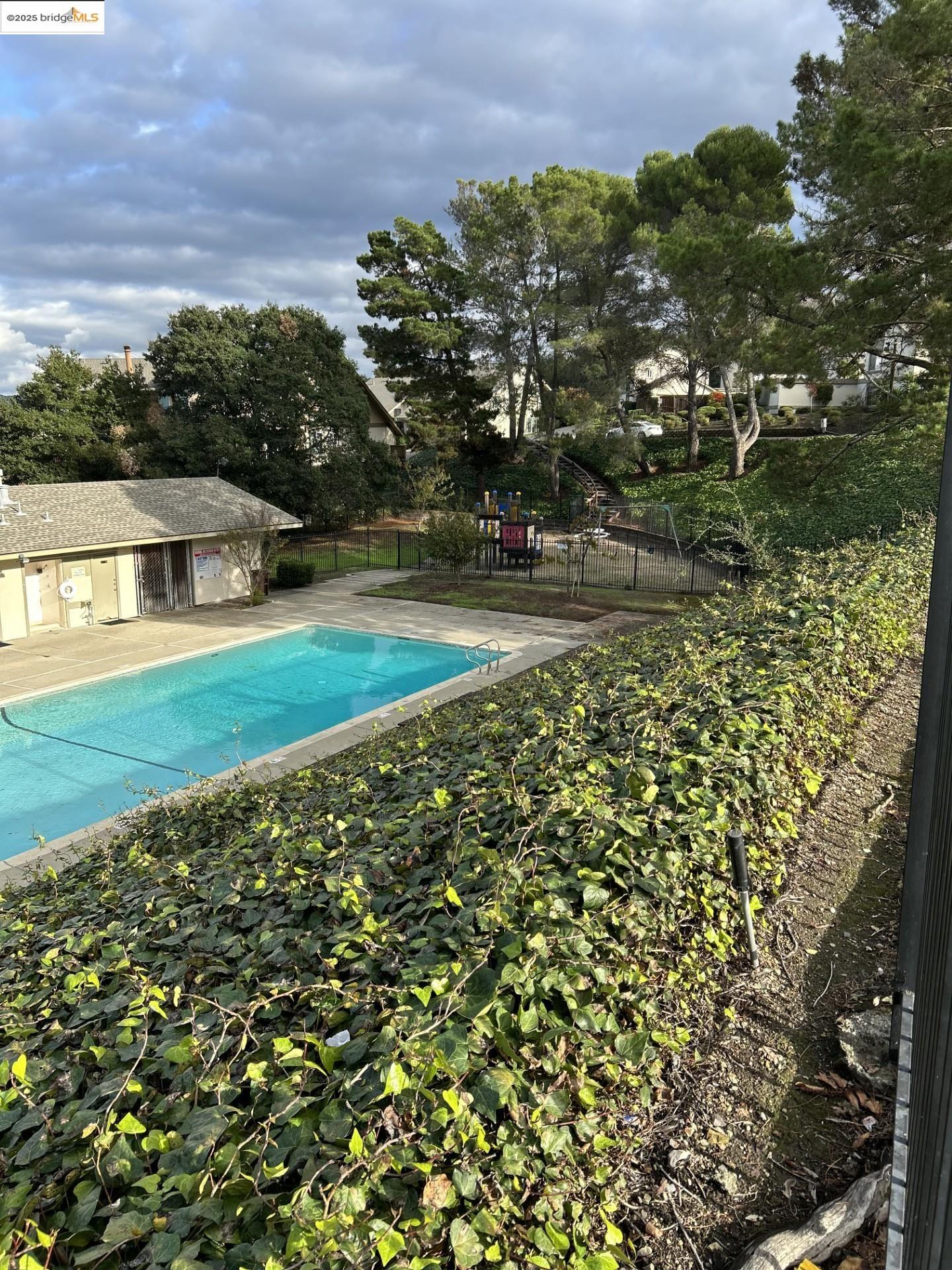 Detail Gallery Image 4 of 37 For 1363 Ridgecrest Rd, Pinole,  CA 94564 - 3 Beds | 2/1 Baths