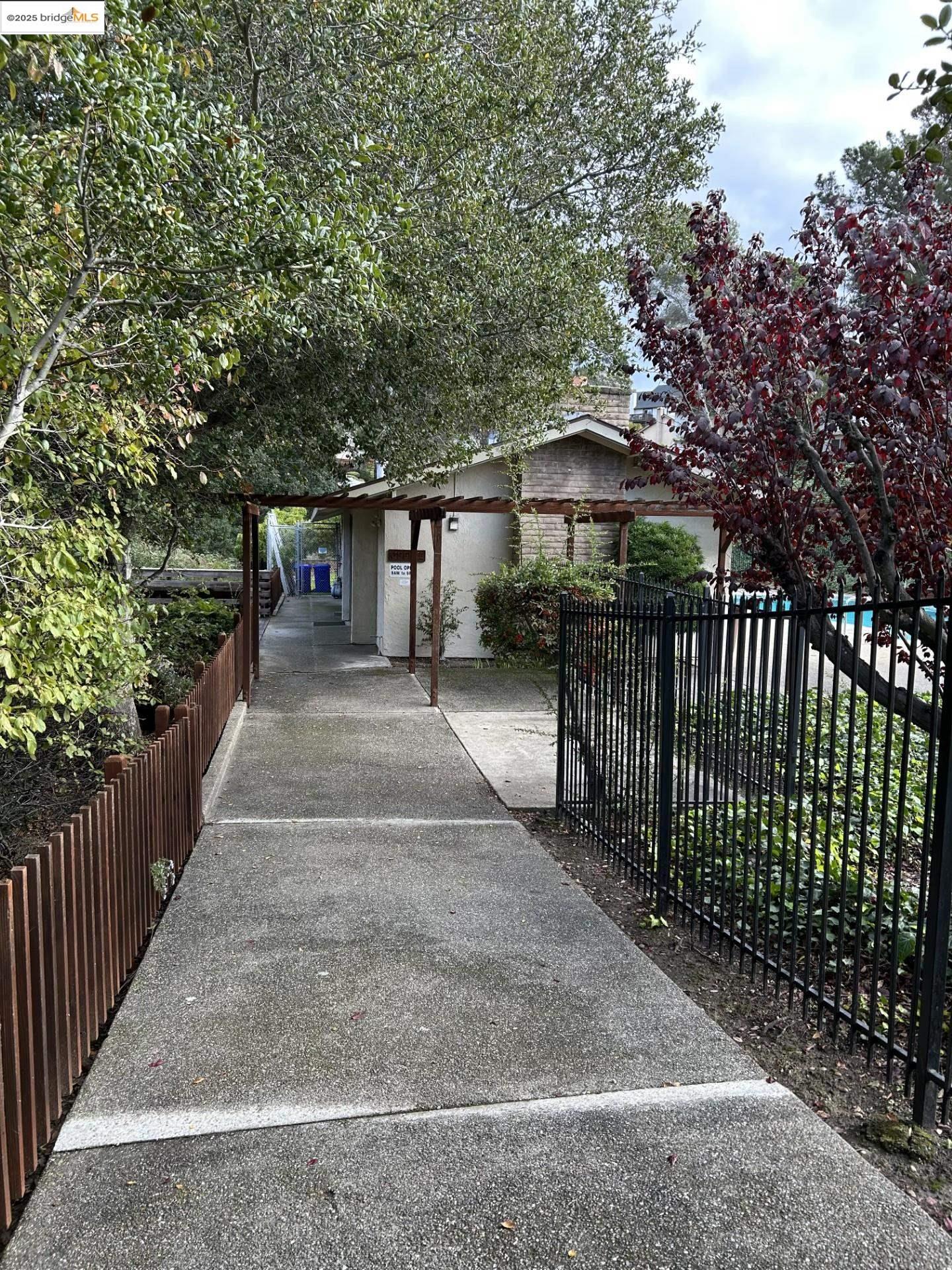 Detail Gallery Image 5 of 37 For 1363 Ridgecrest Rd, Pinole,  CA 94564 - 3 Beds | 2/1 Baths