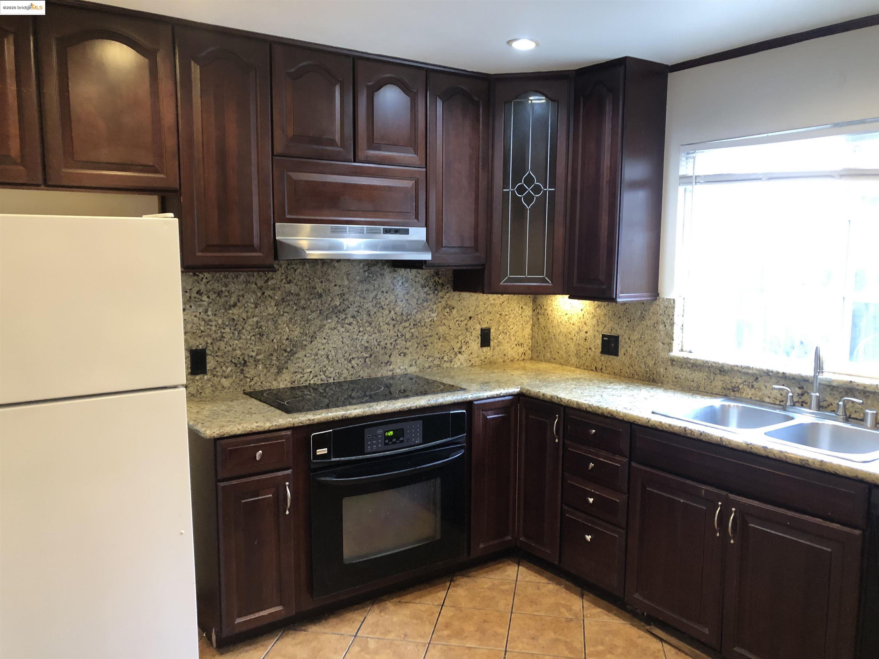 Detail Gallery Image 5 of 12 For 2174 Sugartree Dr, Pittsburg,  CA 94565 - 3 Beds | 2 Baths