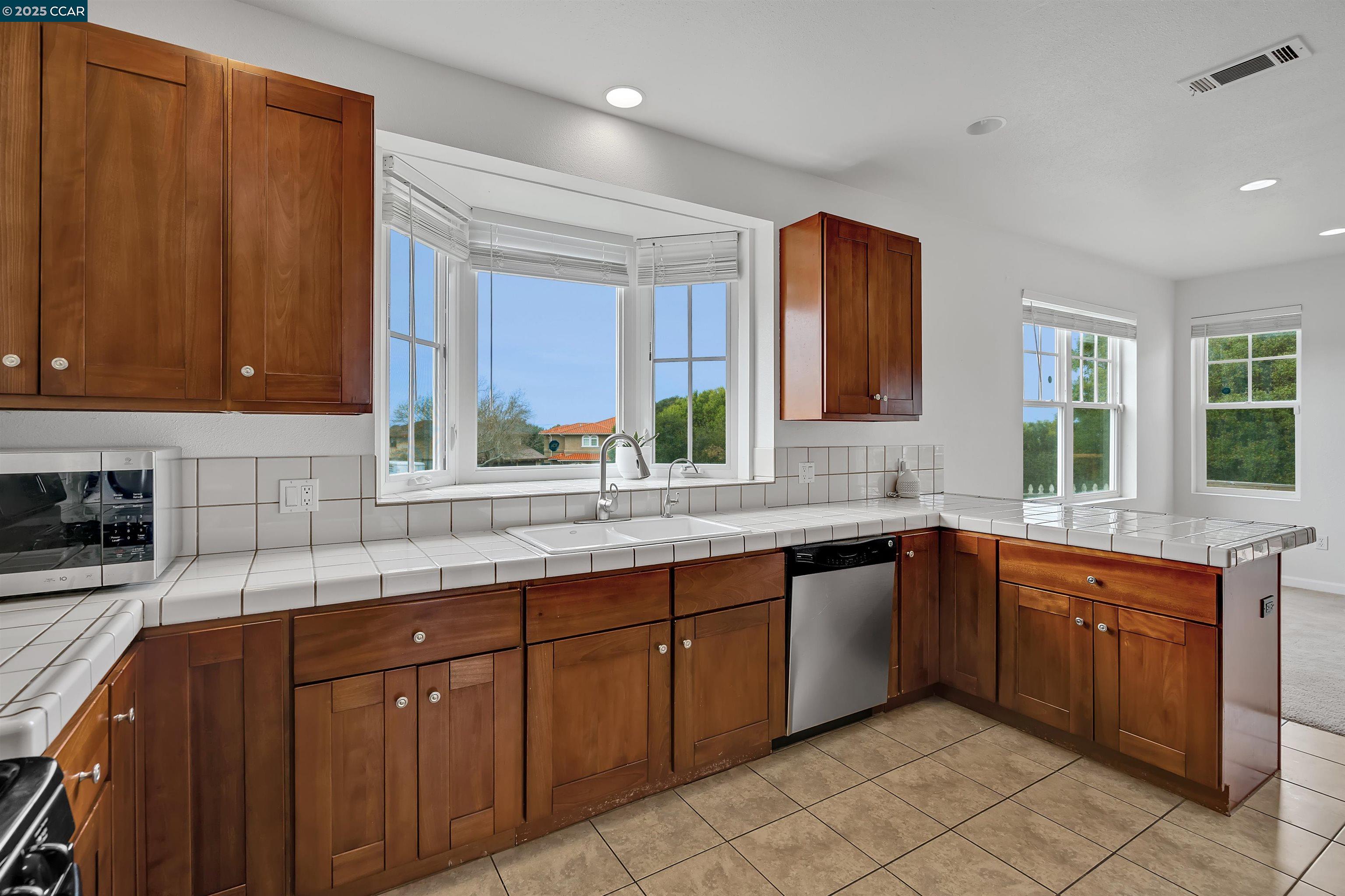 Detail Gallery Image 8 of 25 For 213 N Rancho Place, El Sobrante,  CA 94803 - 3 Beds | 2/1 Baths