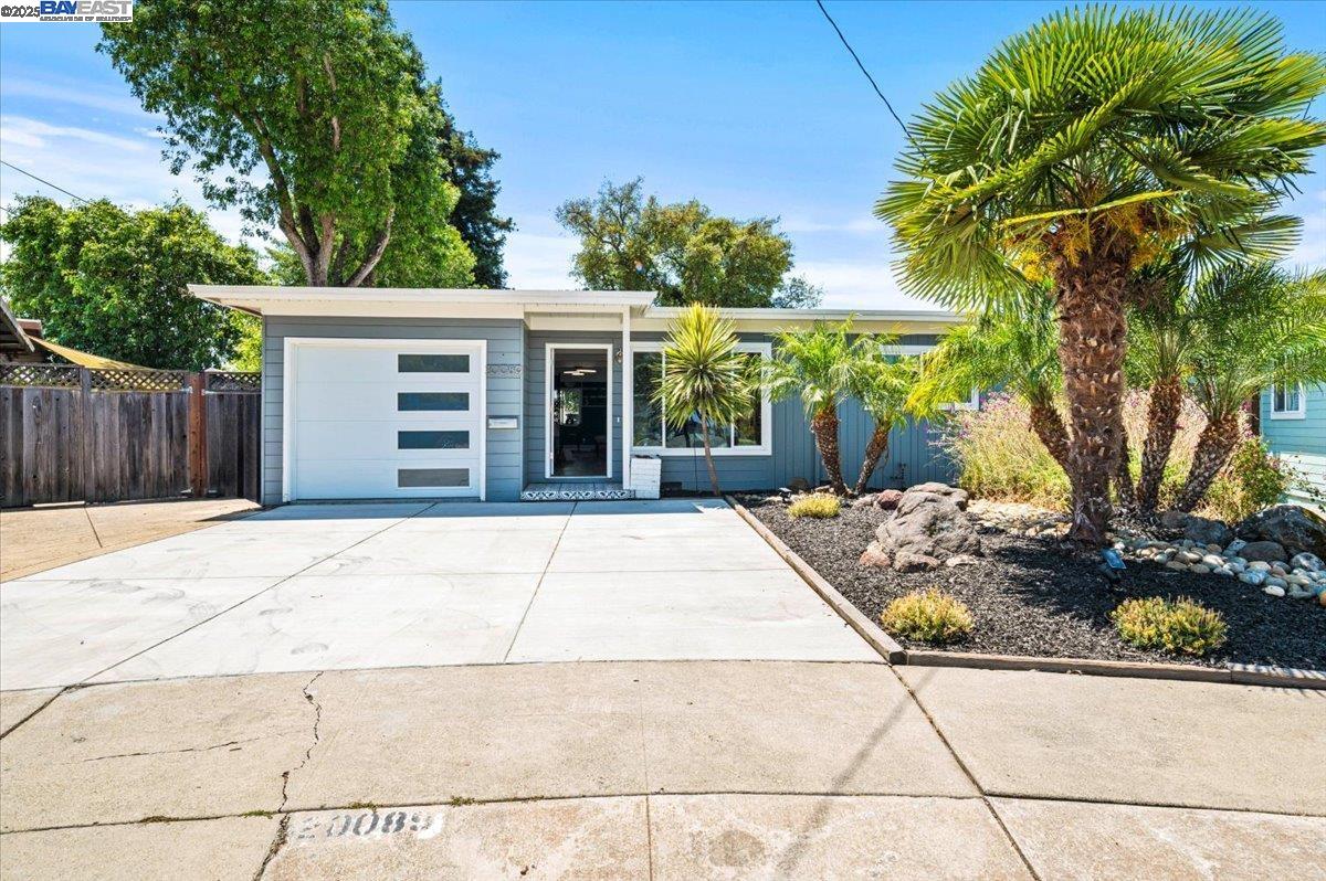 Detail Gallery Image 2 of 35 For 20089 Emerald Ct, Castro Valley,  CA 94546 - 3 Beds | 1/1 Baths