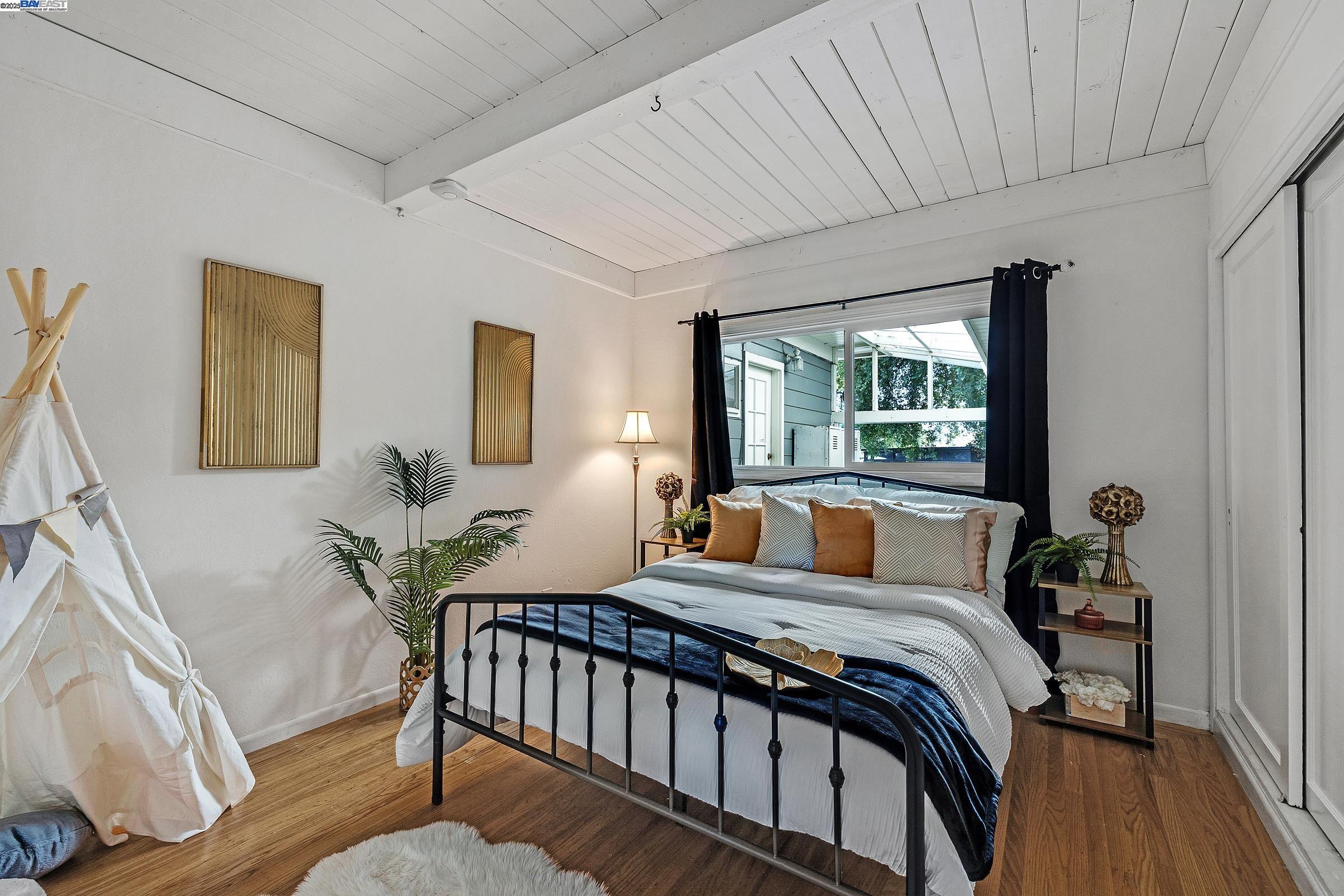 Detail Gallery Image 12 of 35 For 20089 Emerald Ct, Castro Valley,  CA 94546 - 3 Beds | 1/1 Baths