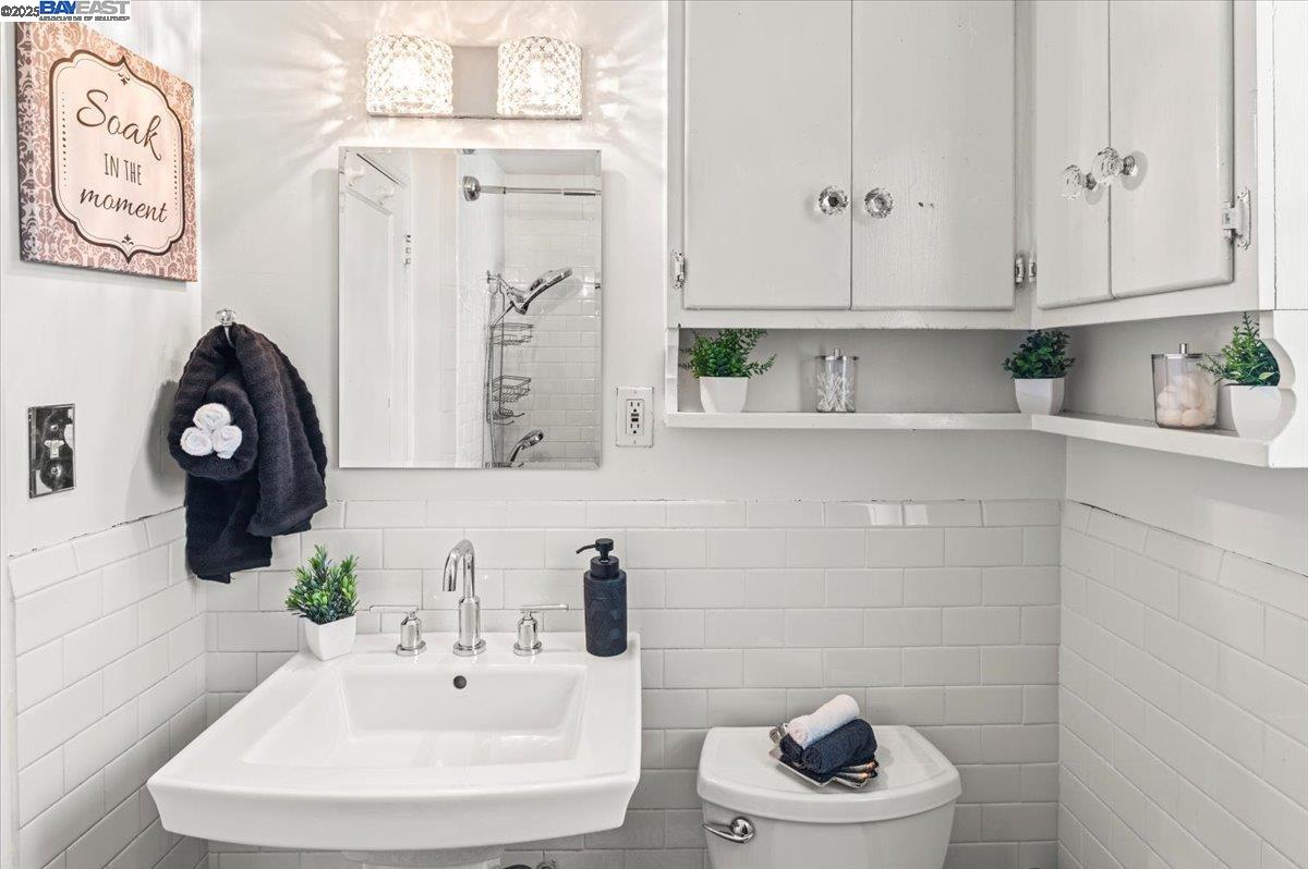 Detail Gallery Image 15 of 35 For 20089 Emerald Ct, Castro Valley,  CA 94546 - 3 Beds | 1/1 Baths