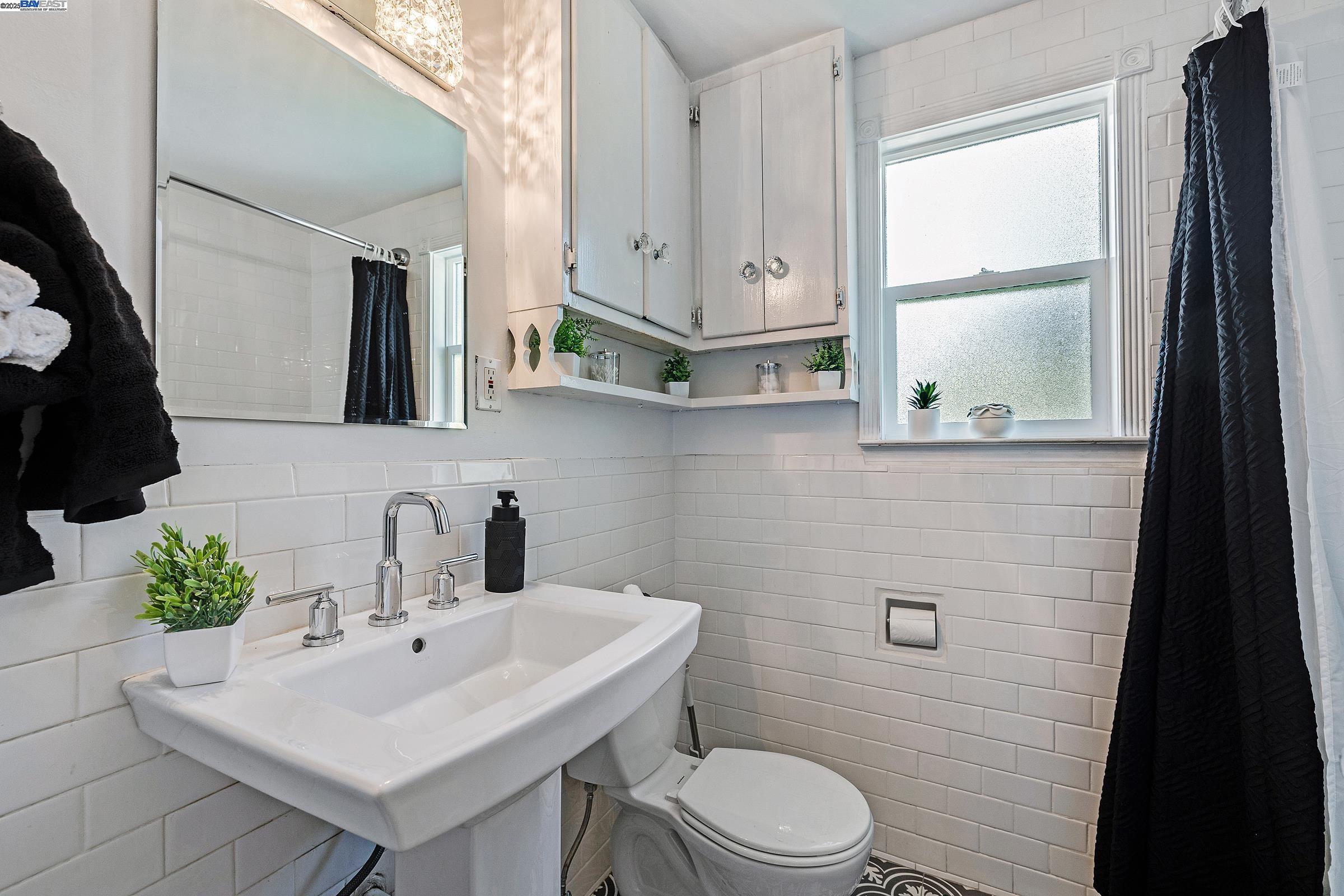 Detail Gallery Image 16 of 35 For 20089 Emerald Ct, Castro Valley,  CA 94546 - 3 Beds | 1/1 Baths