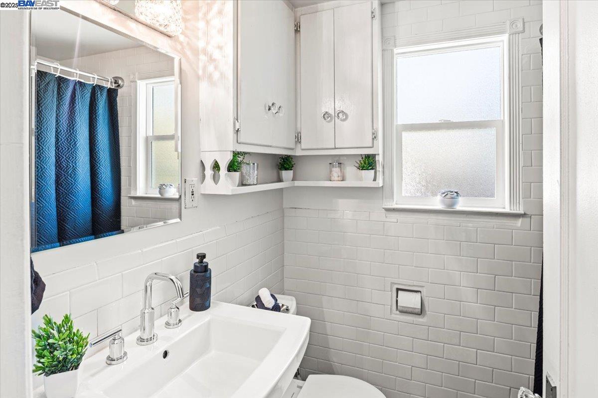 Detail Gallery Image 17 of 35 For 20089 Emerald Ct, Castro Valley,  CA 94546 - 3 Beds | 1/1 Baths