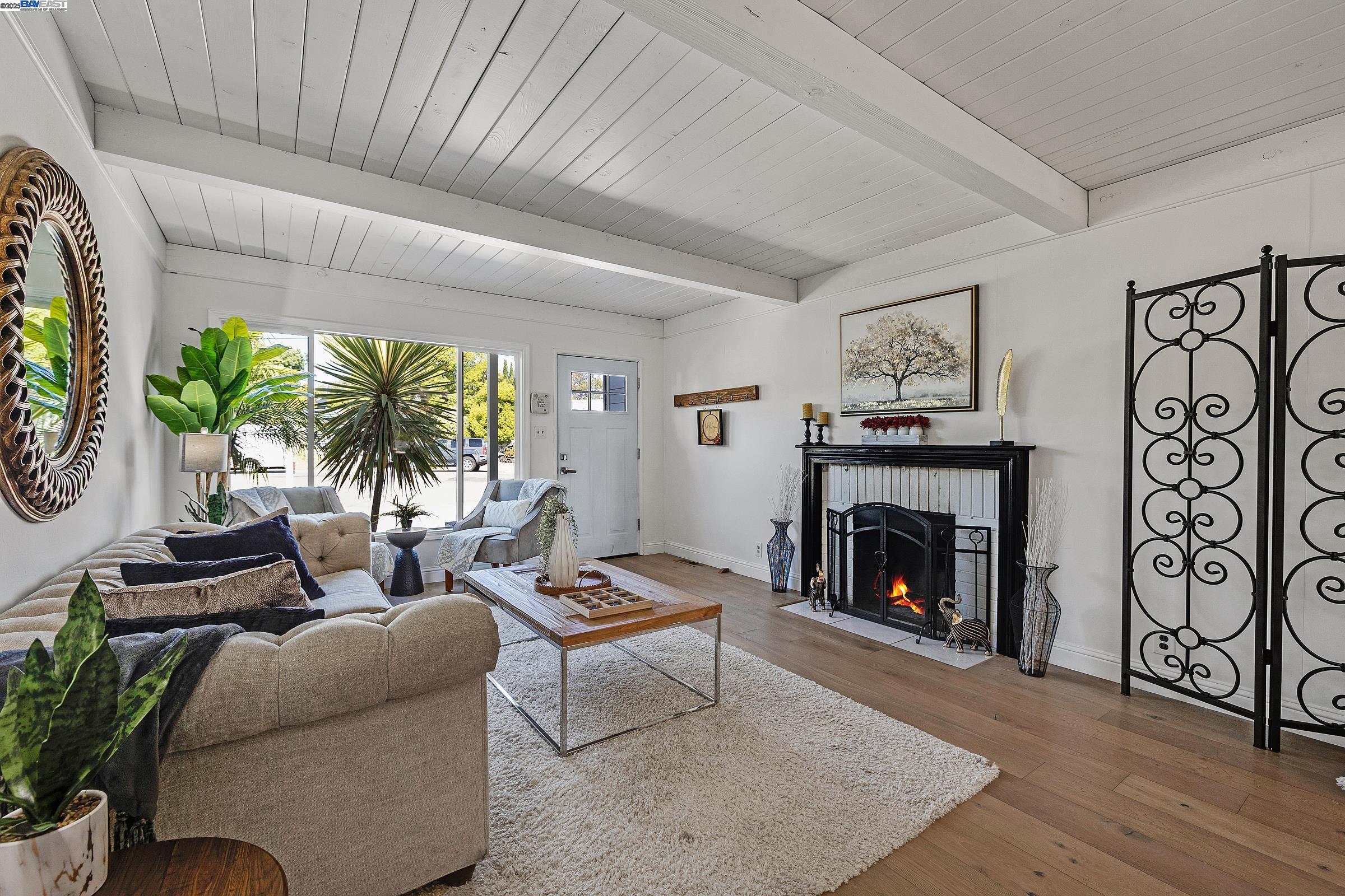 Detail Gallery Image 3 of 35 For 20089 Emerald Ct, Castro Valley,  CA 94546 - 3 Beds | 1/1 Baths