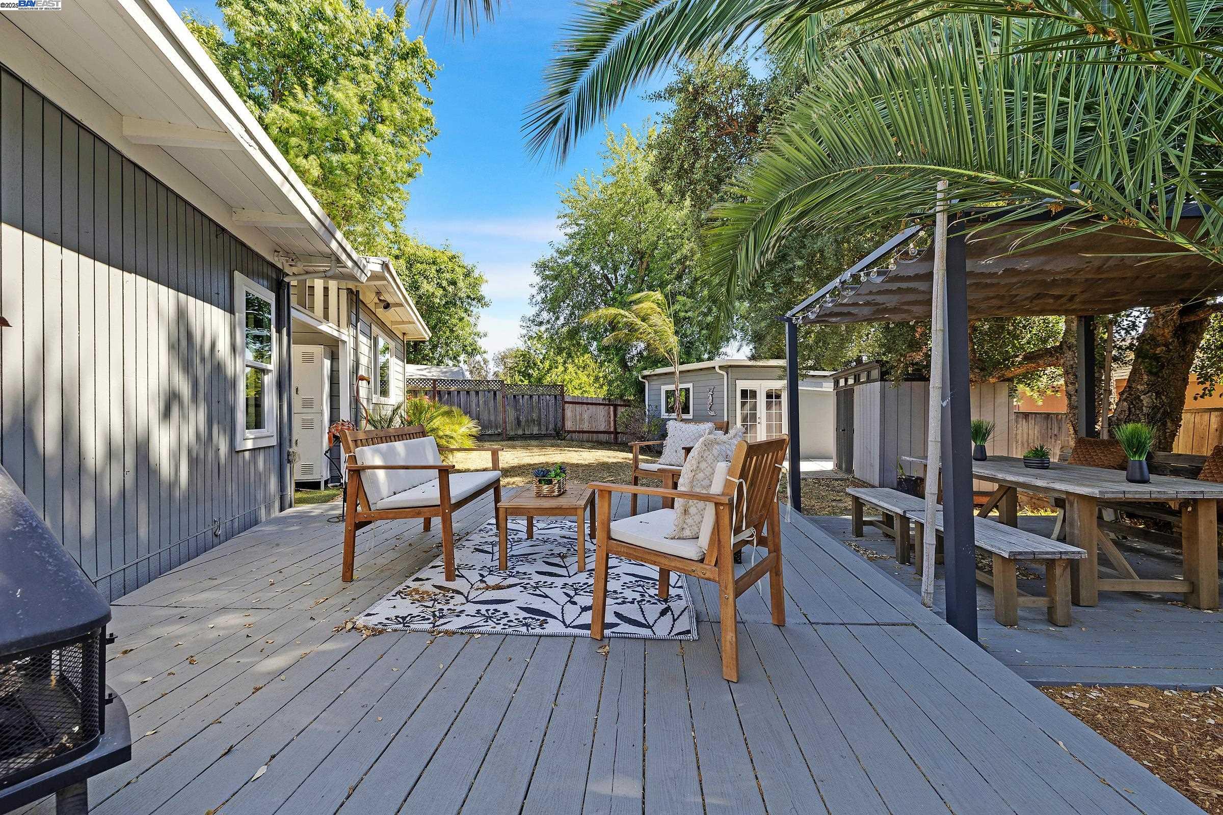 Detail Gallery Image 28 of 35 For 20089 Emerald Ct, Castro Valley,  CA 94546 - 3 Beds | 1/1 Baths