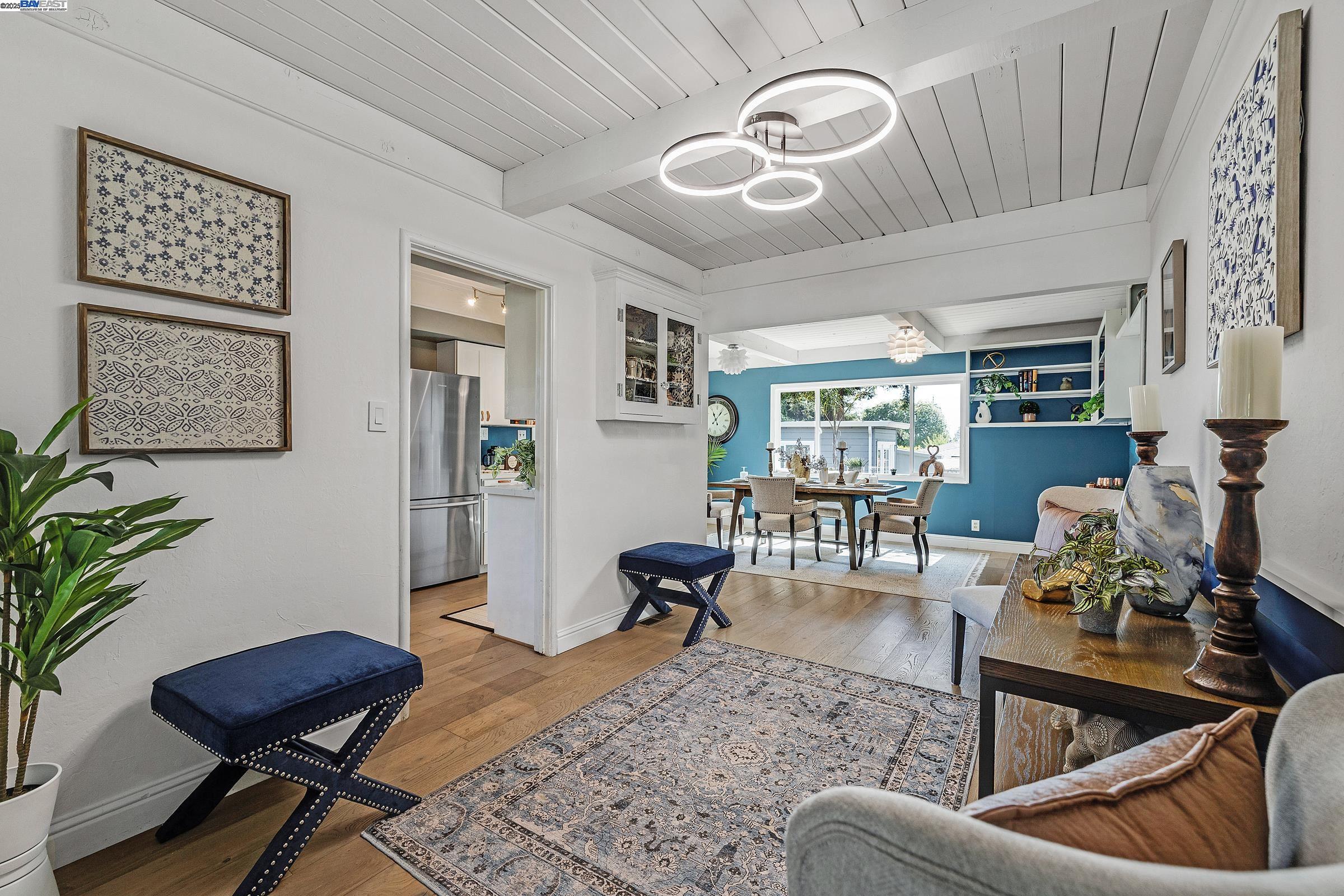 Detail Gallery Image 4 of 35 For 20089 Emerald Ct, Castro Valley,  CA 94546 - 3 Beds | 1/1 Baths