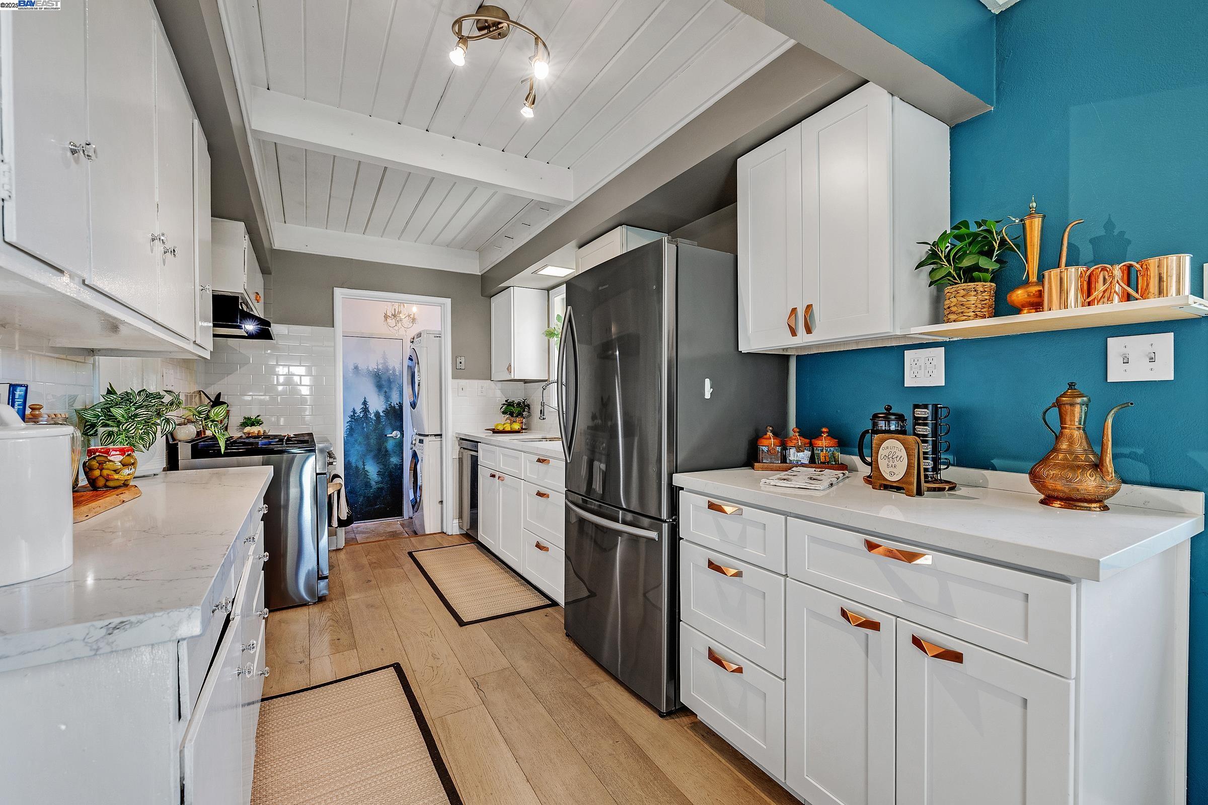 Detail Gallery Image 7 of 35 For 20089 Emerald Ct, Castro Valley,  CA 94546 - 3 Beds | 1/1 Baths