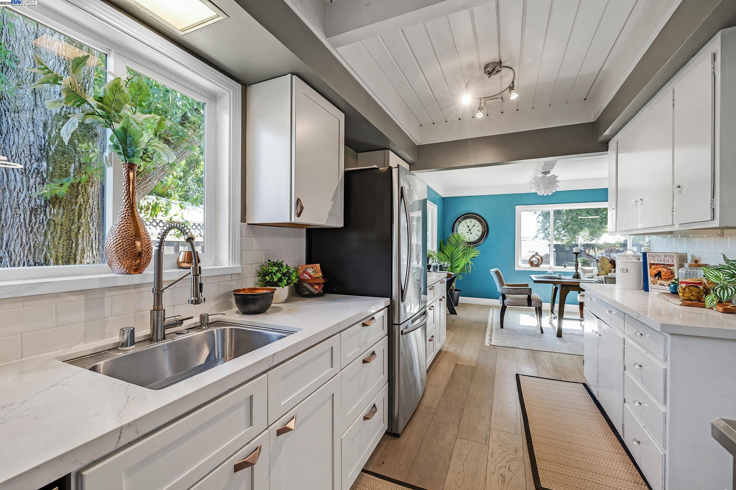 Detail Gallery Image 9 of 35 For 20089 Emerald Ct, Castro Valley,  CA 94546 - 3 Beds | 1/1 Baths