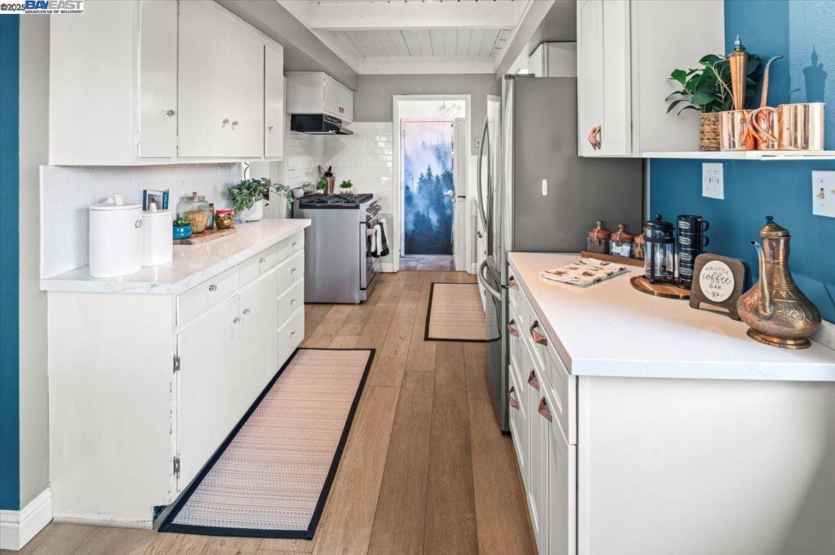 Detail Gallery Image 10 of 35 For 20089 Emerald Ct, Castro Valley,  CA 94546 - 3 Beds | 1/1 Baths