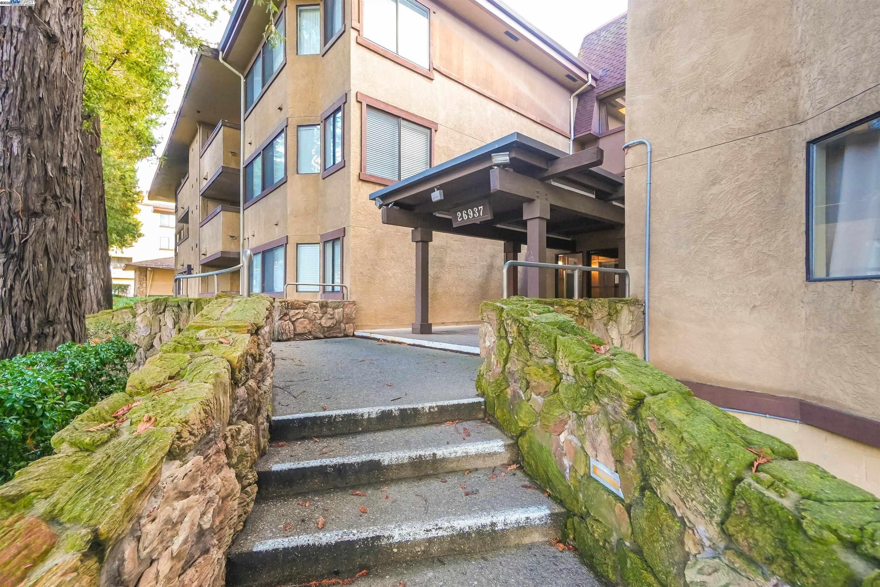 Detail Gallery Image 2 of 55 For 26937 Hayward Blvd #217,  Hayward,  CA 94542 - 3 Beds | 2 Baths