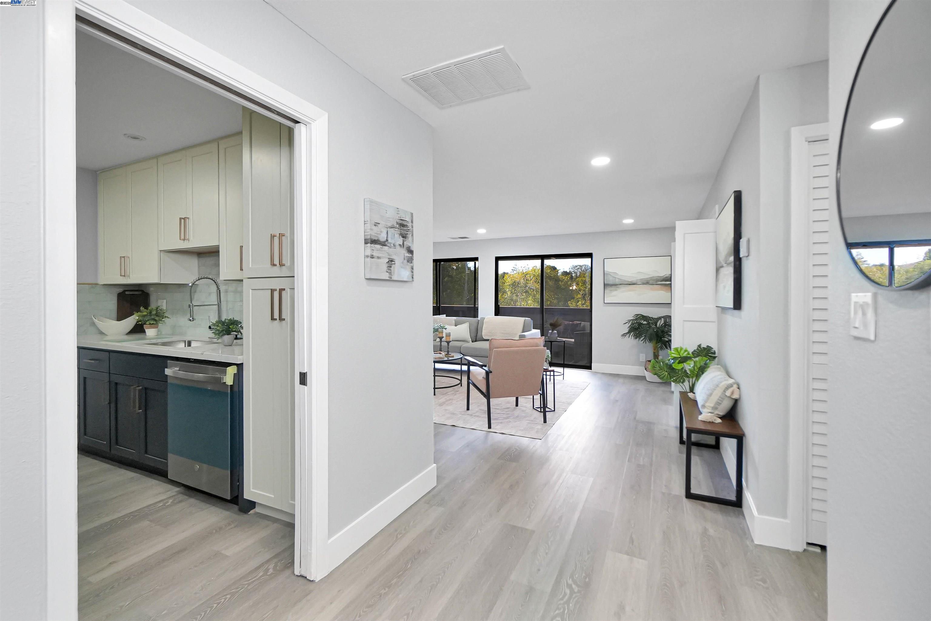 Detail Gallery Image 13 of 55 For 26937 Hayward Blvd #217,  Hayward,  CA 94542 - 3 Beds | 2 Baths