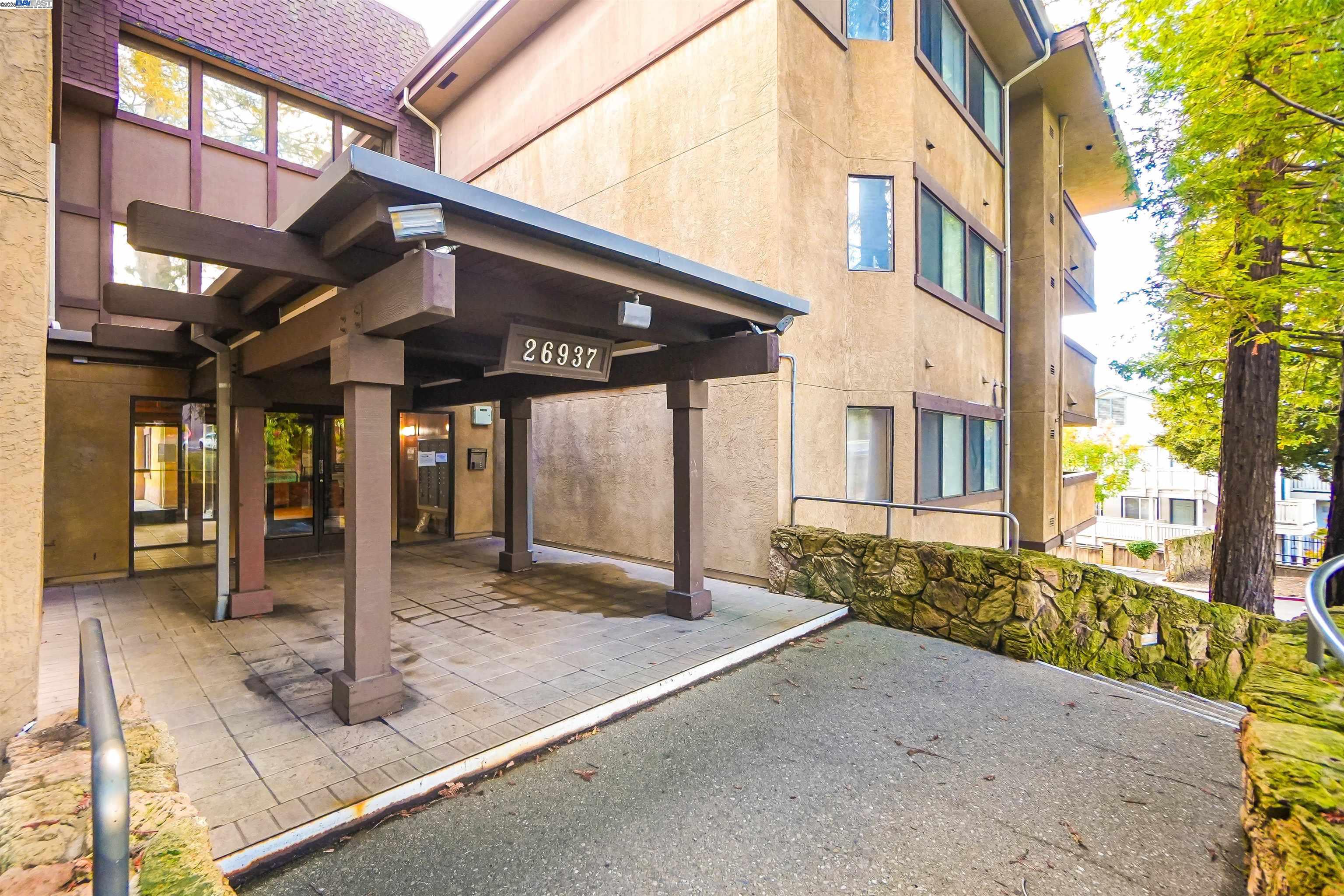 Detail Gallery Image 4 of 55 For 26937 Hayward Blvd #217,  Hayward,  CA 94542 - 3 Beds | 2 Baths