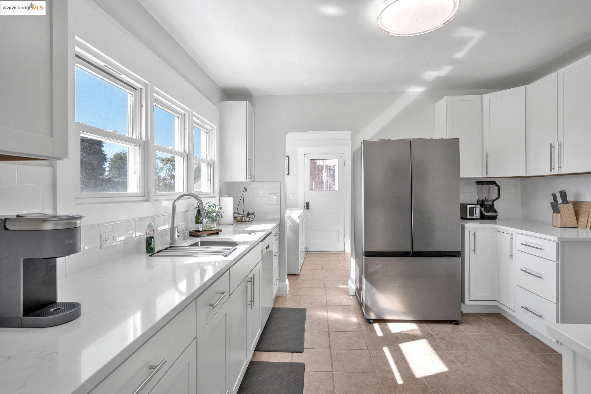 Detail Gallery Image 9 of 36 For 15 Monte Vista Ave, Vallejo,  CA 94590 - 5 Beds | 3 Baths