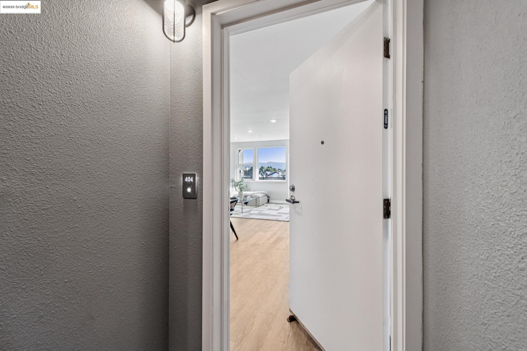 Detail Gallery Image 2 of 38 For 2400 Adeline St #404,  Oakland,  CA 94607 - 2 Beds | 2 Baths