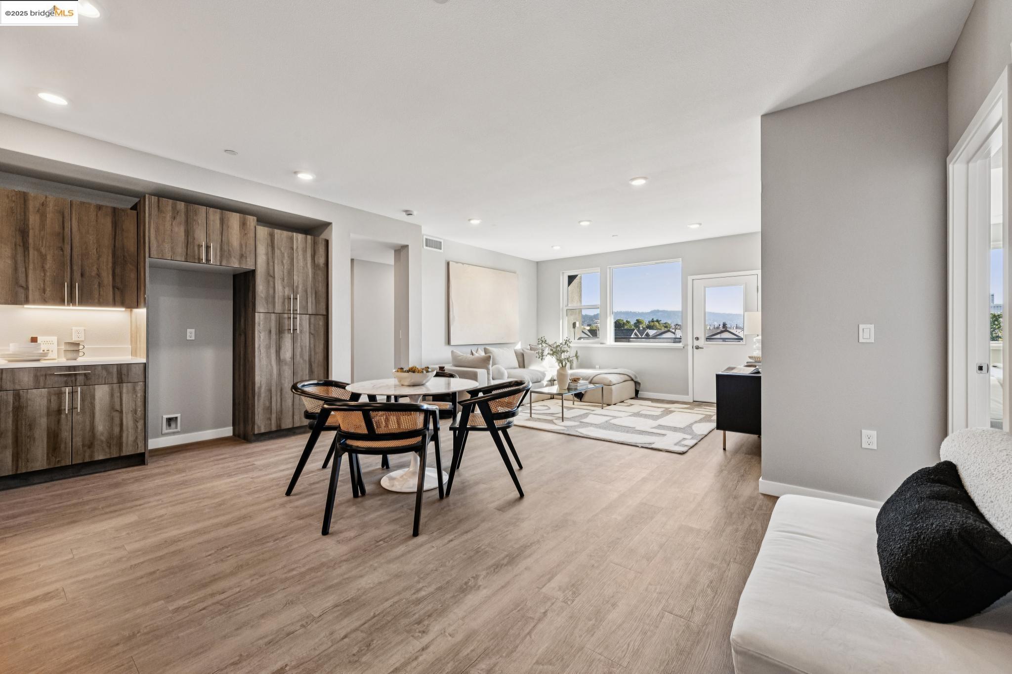 Detail Gallery Image 3 of 38 For 2400 Adeline St #404,  Oakland,  CA 94607 - 2 Beds | 2 Baths