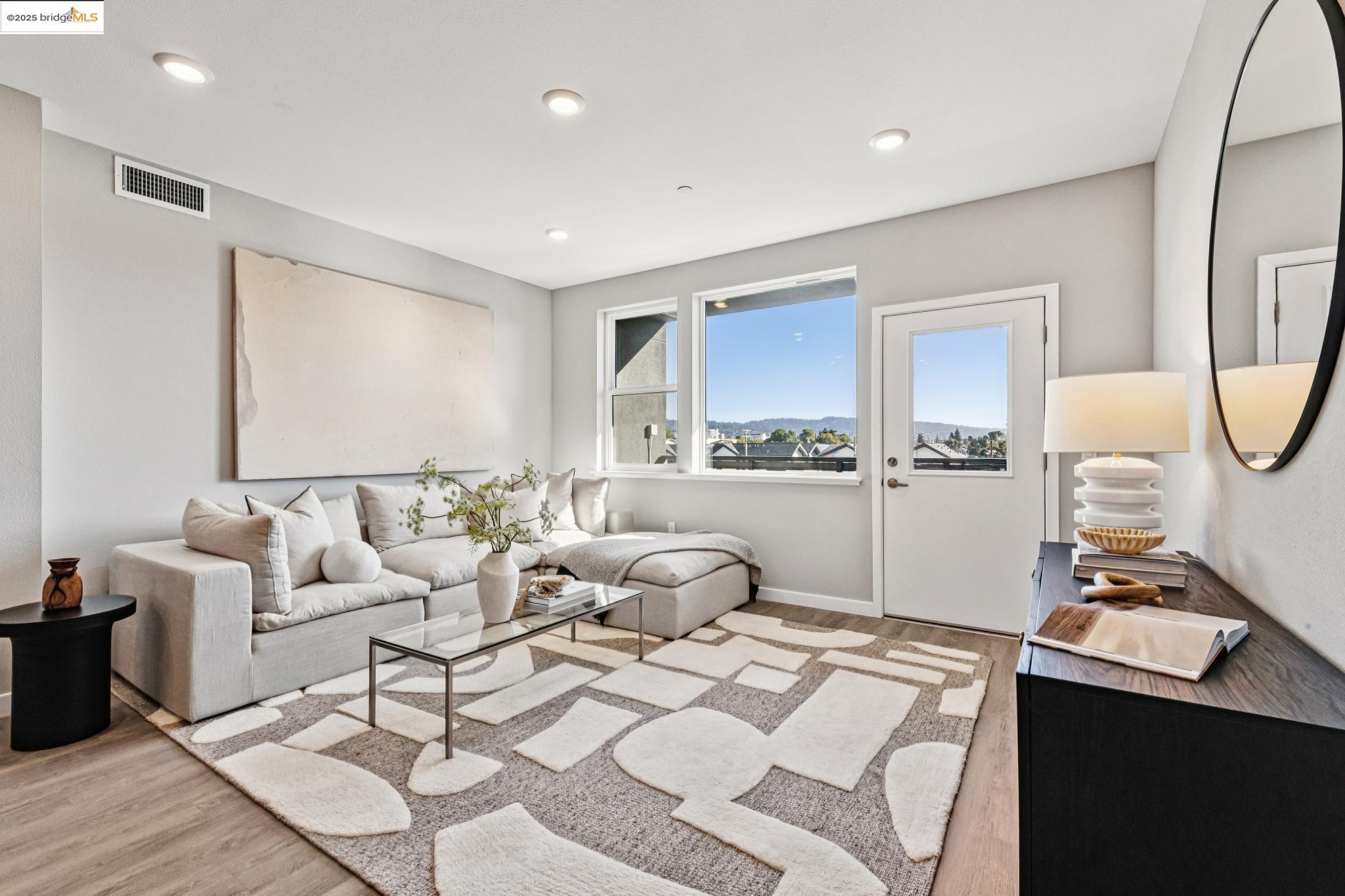 Detail Gallery Image 4 of 38 For 2400 Adeline St #404,  Oakland,  CA 94607 - 2 Beds | 2 Baths