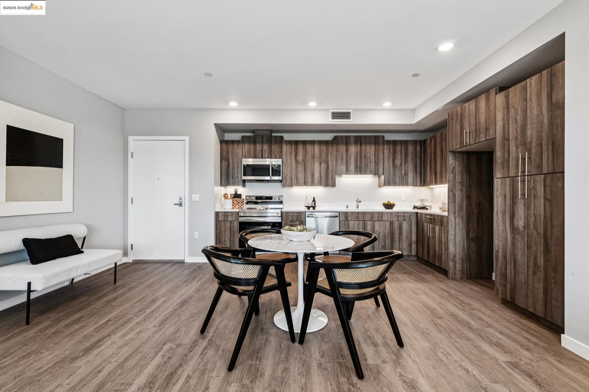 Detail Gallery Image 8 of 38 For 2400 Adeline St #404,  Oakland,  CA 94607 - 2 Beds | 2 Baths