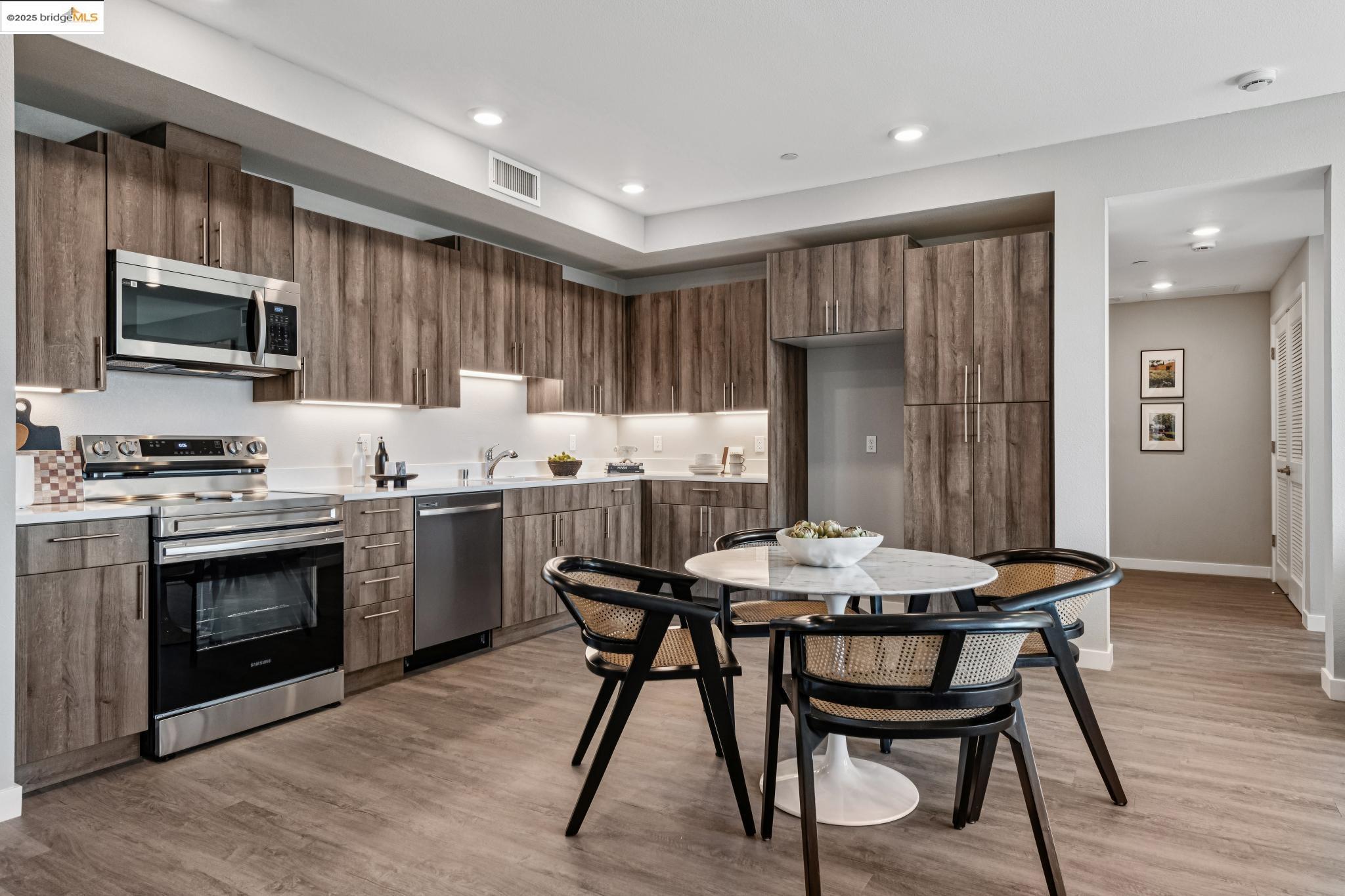 Detail Gallery Image 9 of 38 For 2400 Adeline St #404,  Oakland,  CA 94607 - 2 Beds | 2 Baths