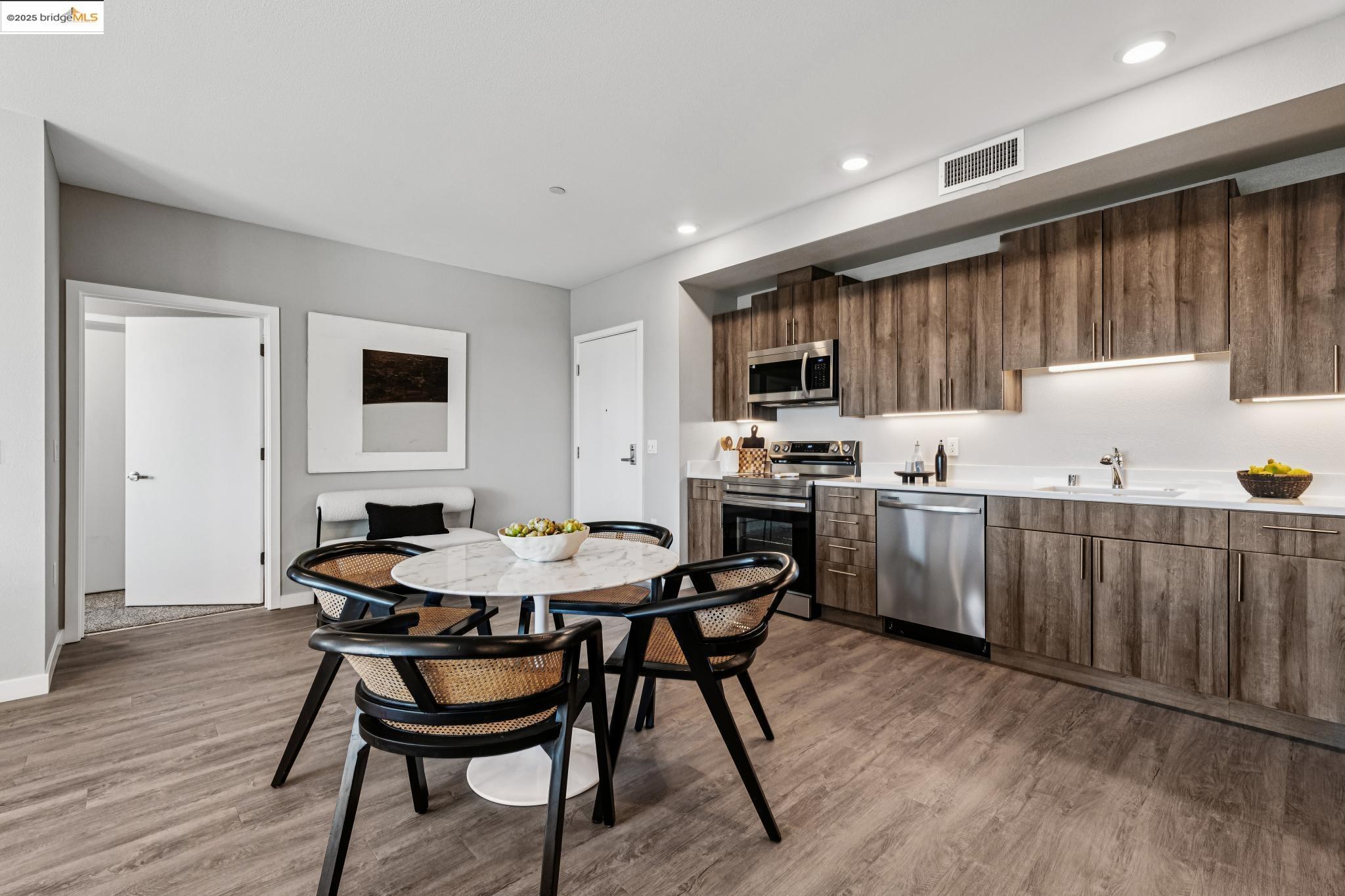 Detail Gallery Image 10 of 38 For 2400 Adeline St #404,  Oakland,  CA 94607 - 2 Beds | 2 Baths