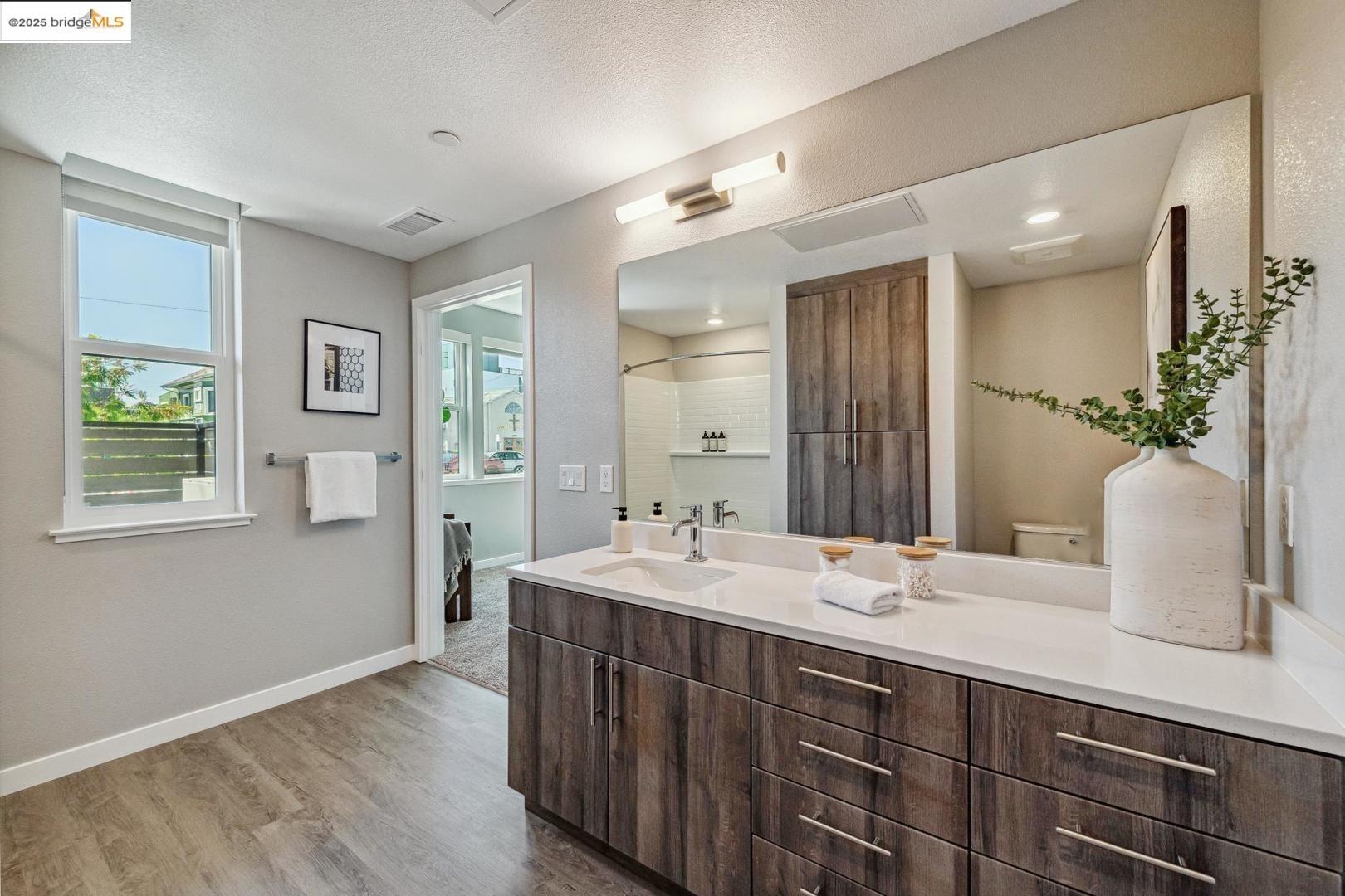 Detail Gallery Image 8 of 12 For 2400 Adeline St #402,  Oakland,  CA 94607 - 2 Beds | 2 Baths