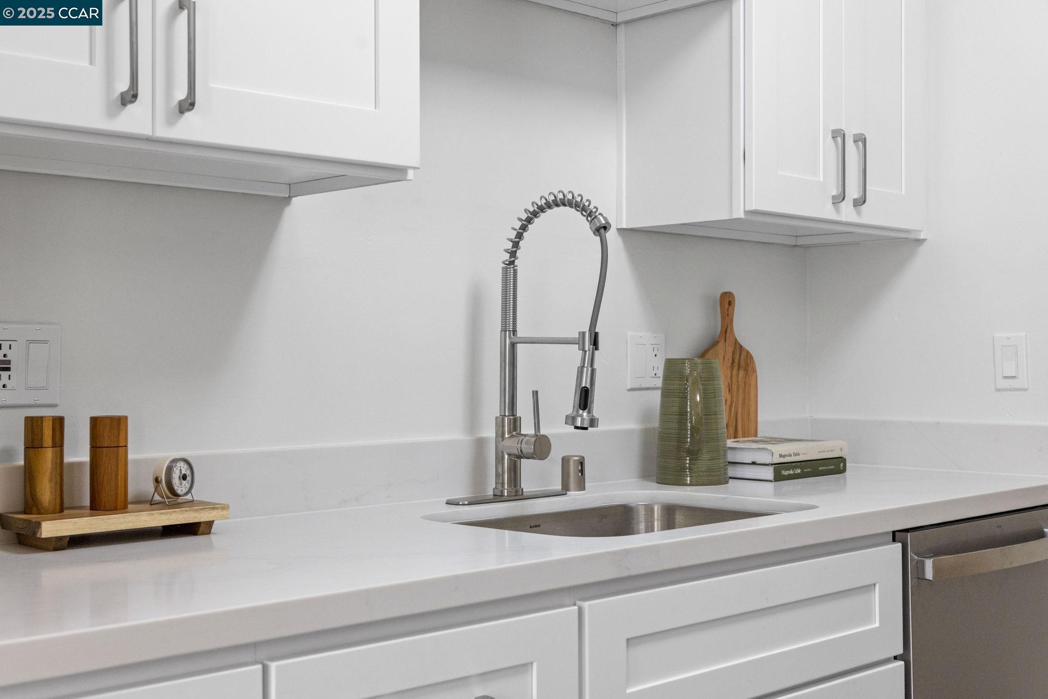 Detail Gallery Image 10 of 50 For 4 Commodore Drive #D335,  Emeryville,  CA 94608 - 1 Beds | 1 Baths