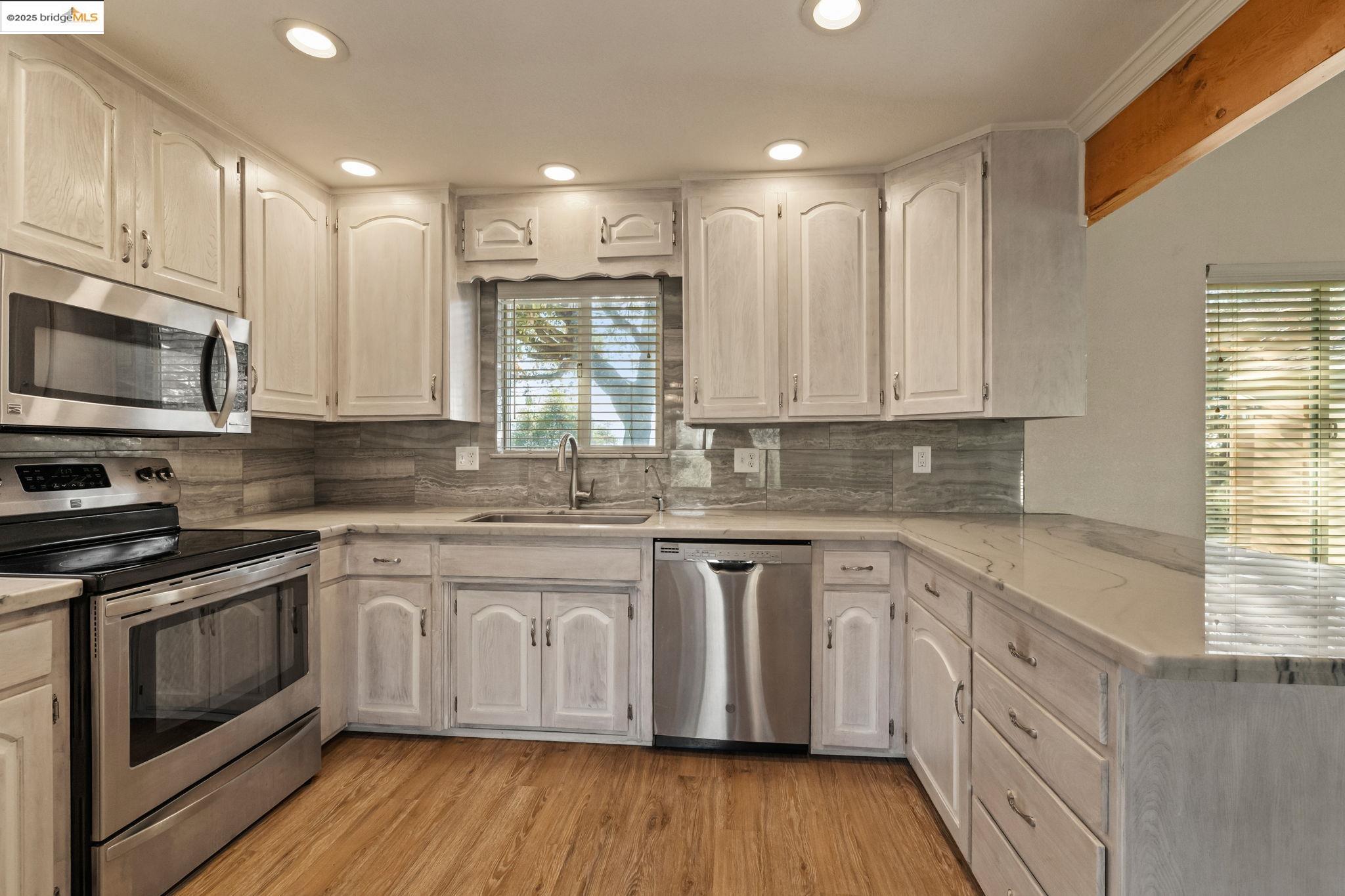 Detail Gallery Image 11 of 48 For 21916 Phoenix Lake, Sonora,  CA 95370 - 3 Beds | 2 Baths