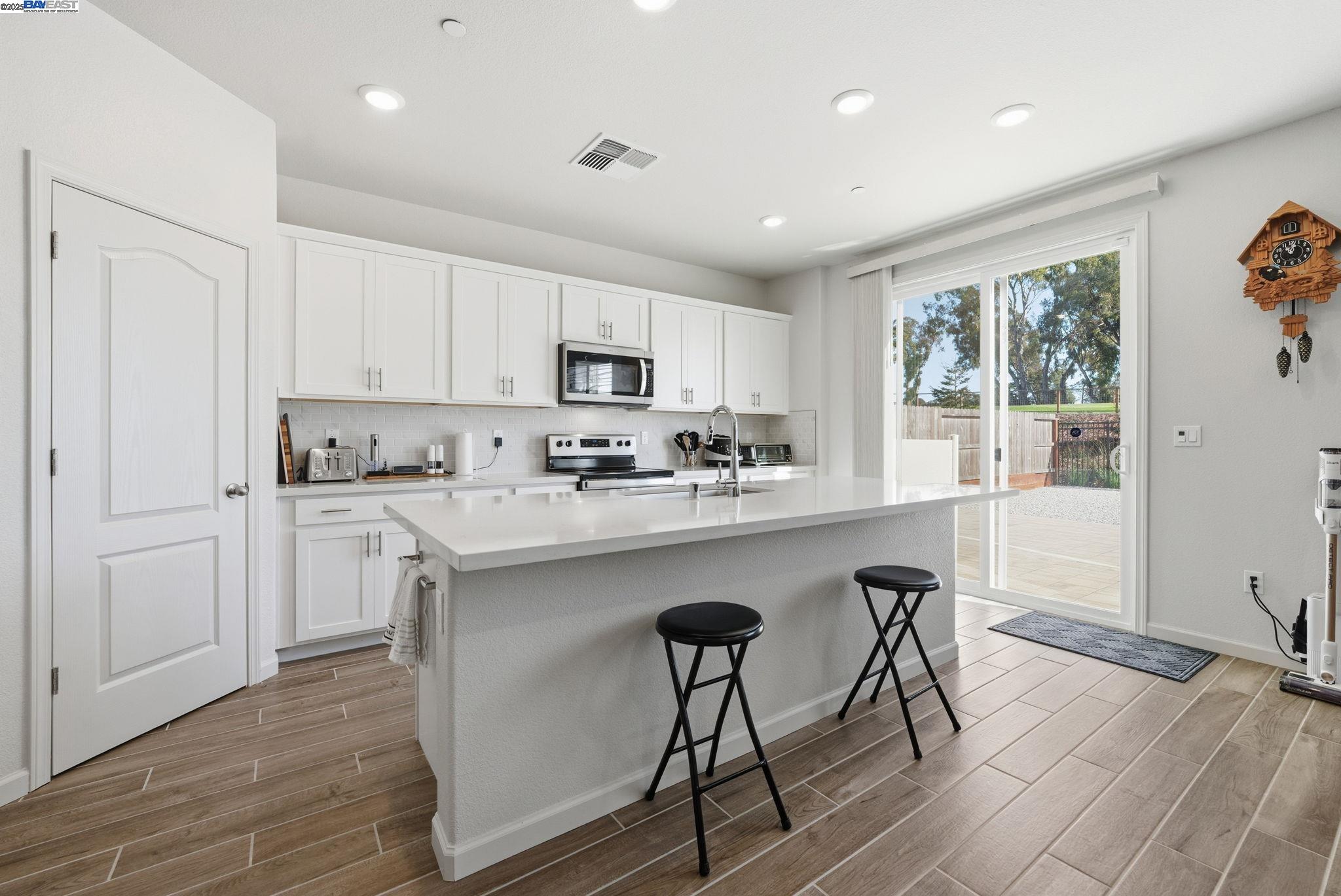 Detail Gallery Image 8 of 59 For 4158 Markovich Ct, Richmond,  CA 94806 - 4 Beds | 3 Baths