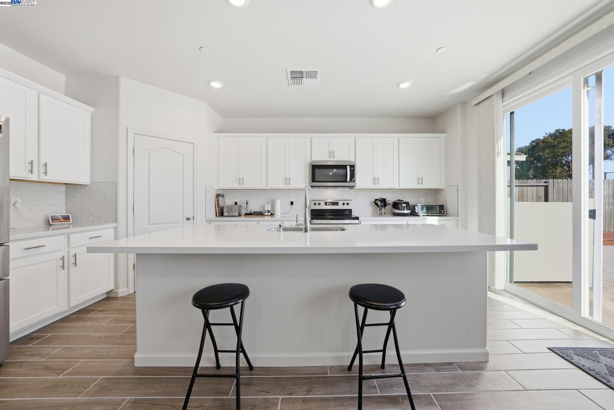 Detail Gallery Image 9 of 59 For 4158 Markovich Ct, Richmond,  CA 94806 - 4 Beds | 3 Baths