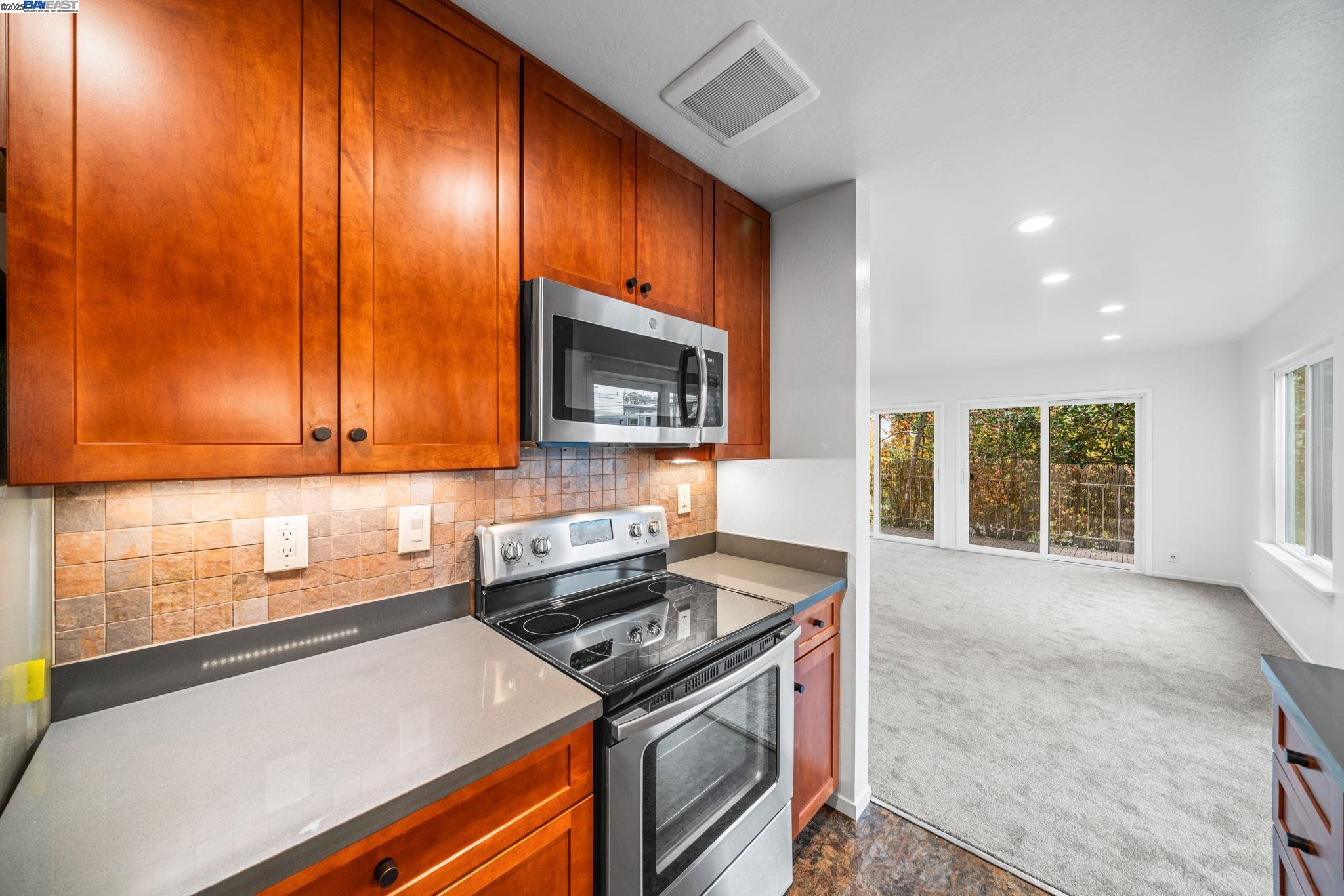 Detail Gallery Image 17 of 26 For 695 Mariposa Ave, Oakland,  CA 94610 - 2 Beds | 2 Baths