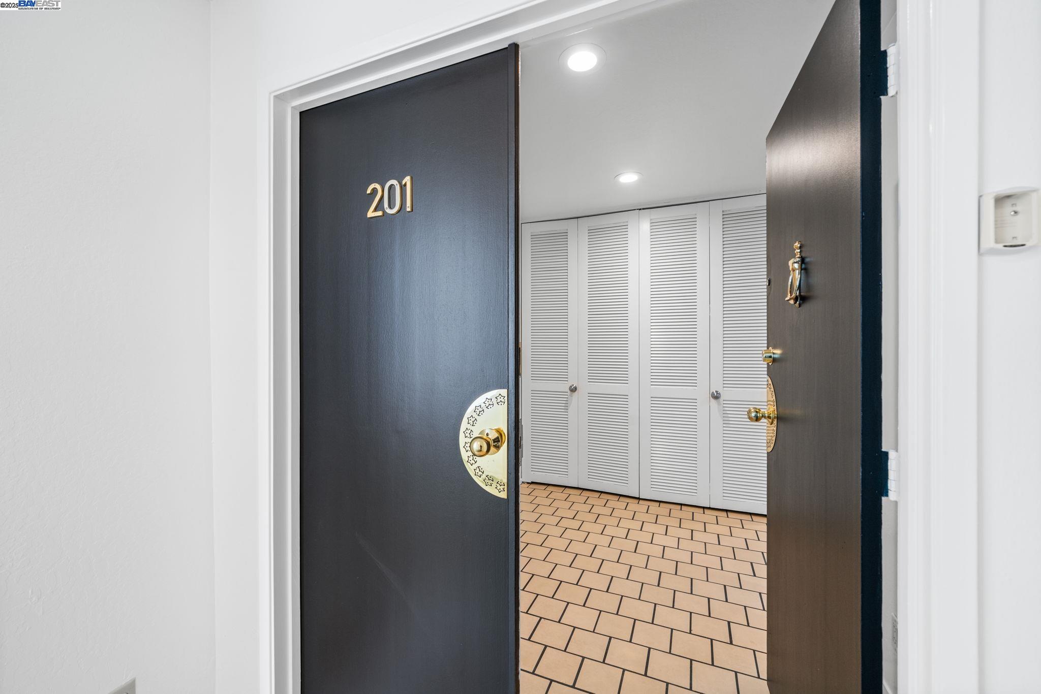 Detail Gallery Image 4 of 26 For 695 Mariposa Ave, Oakland,  CA 94610 - 2 Beds | 2 Baths