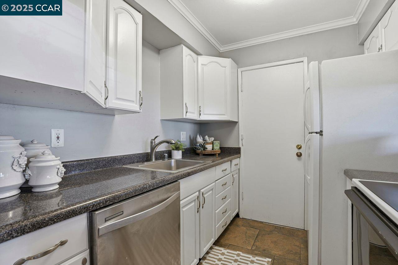 Detail Gallery Image 6 of 32 For 1013 Mohr Ln #2,  Concord,  CA 94518 - 2 Beds | 1/1 Baths