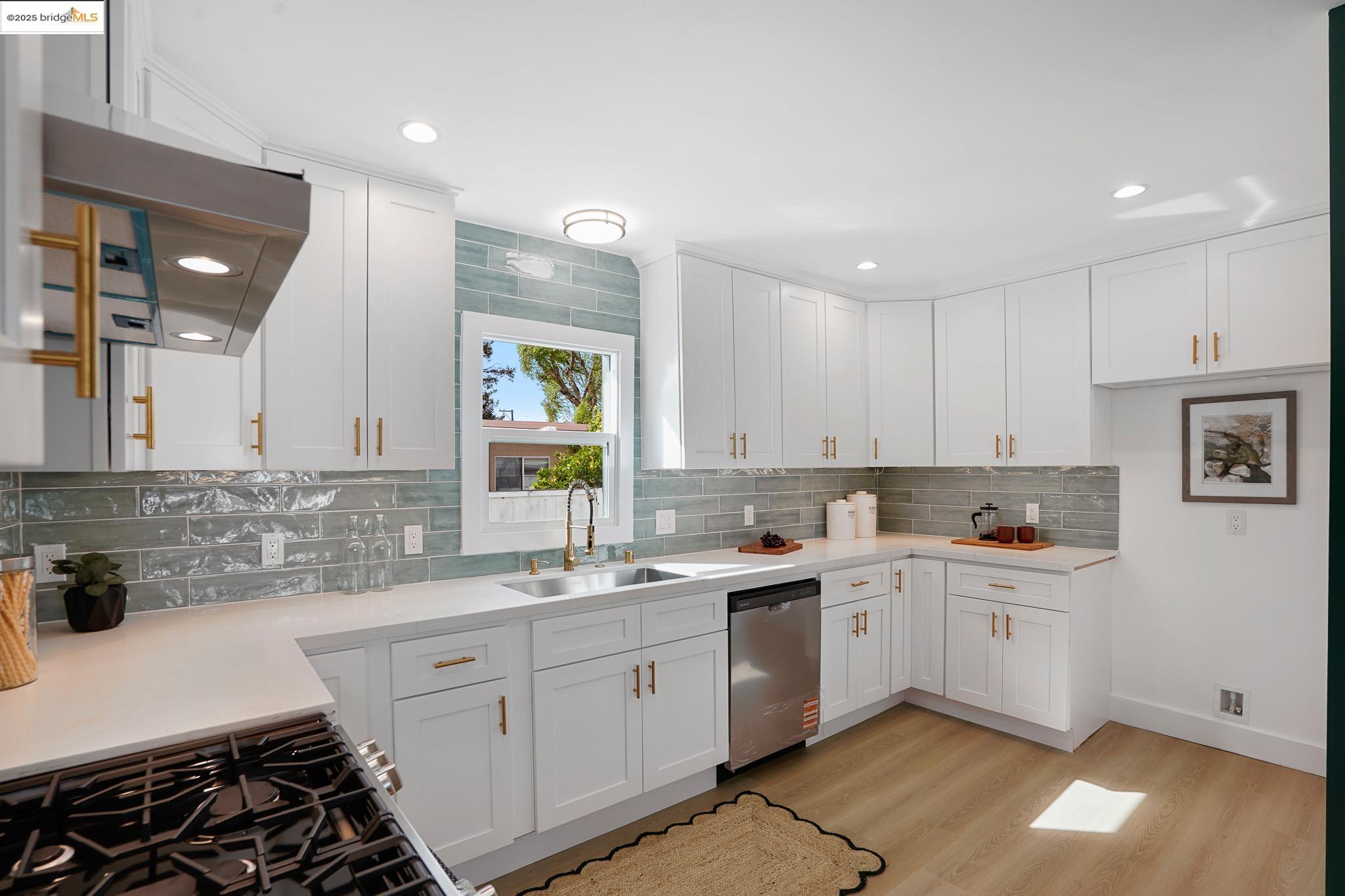 Detail Gallery Image 4 of 39 For 2839 Esmond Ave, Richmond,  CA 94804 - 4 Beds | 2 Baths