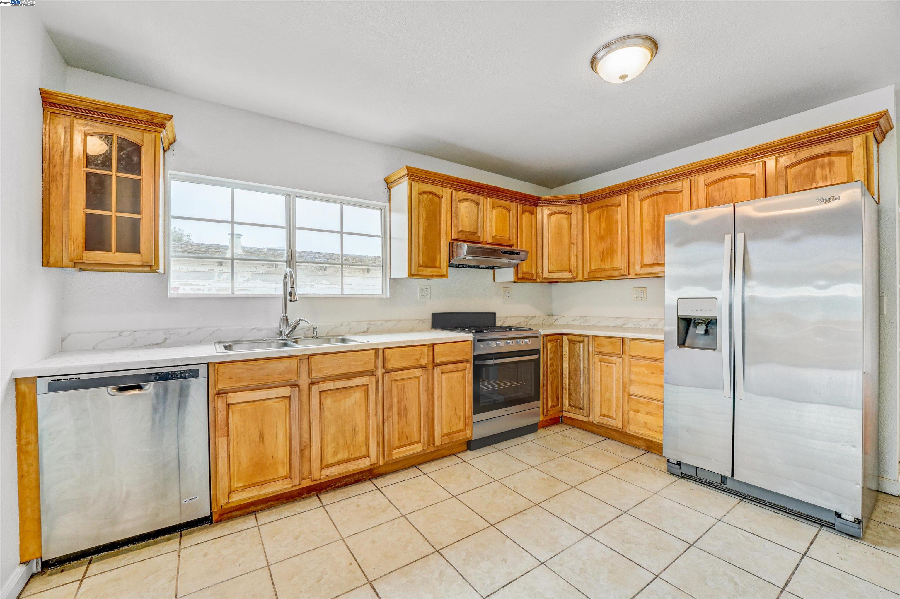 Detail Gallery Image 2 of 52 For 1502 56th Ave, Oakland,  CA 94621 - 3 Beds | 2 Baths