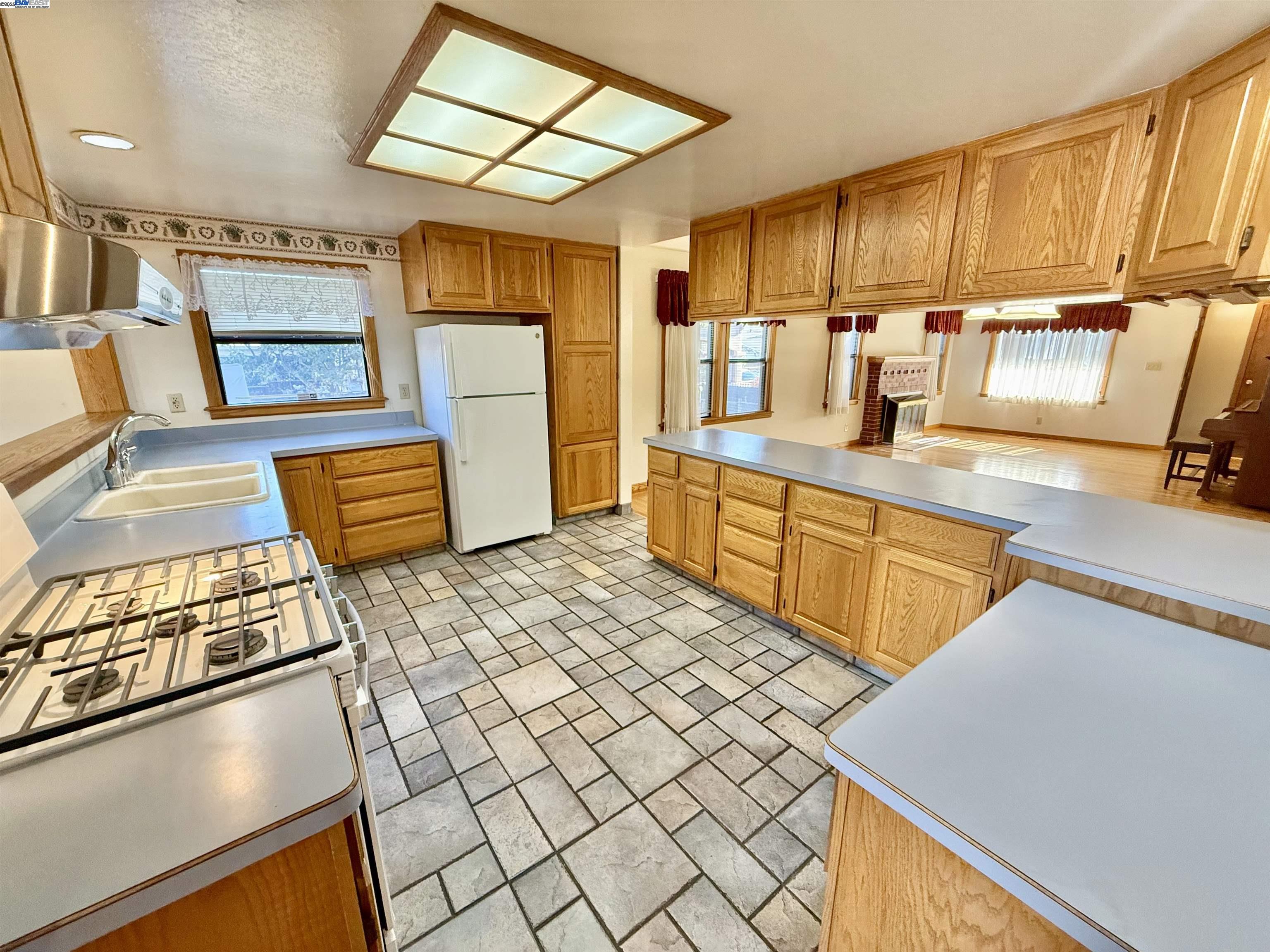 Detail Gallery Image 13 of 42 For 252 Stoakes Ave, San Leandro,  CA 94577 - 3 Beds | 1/1 Baths