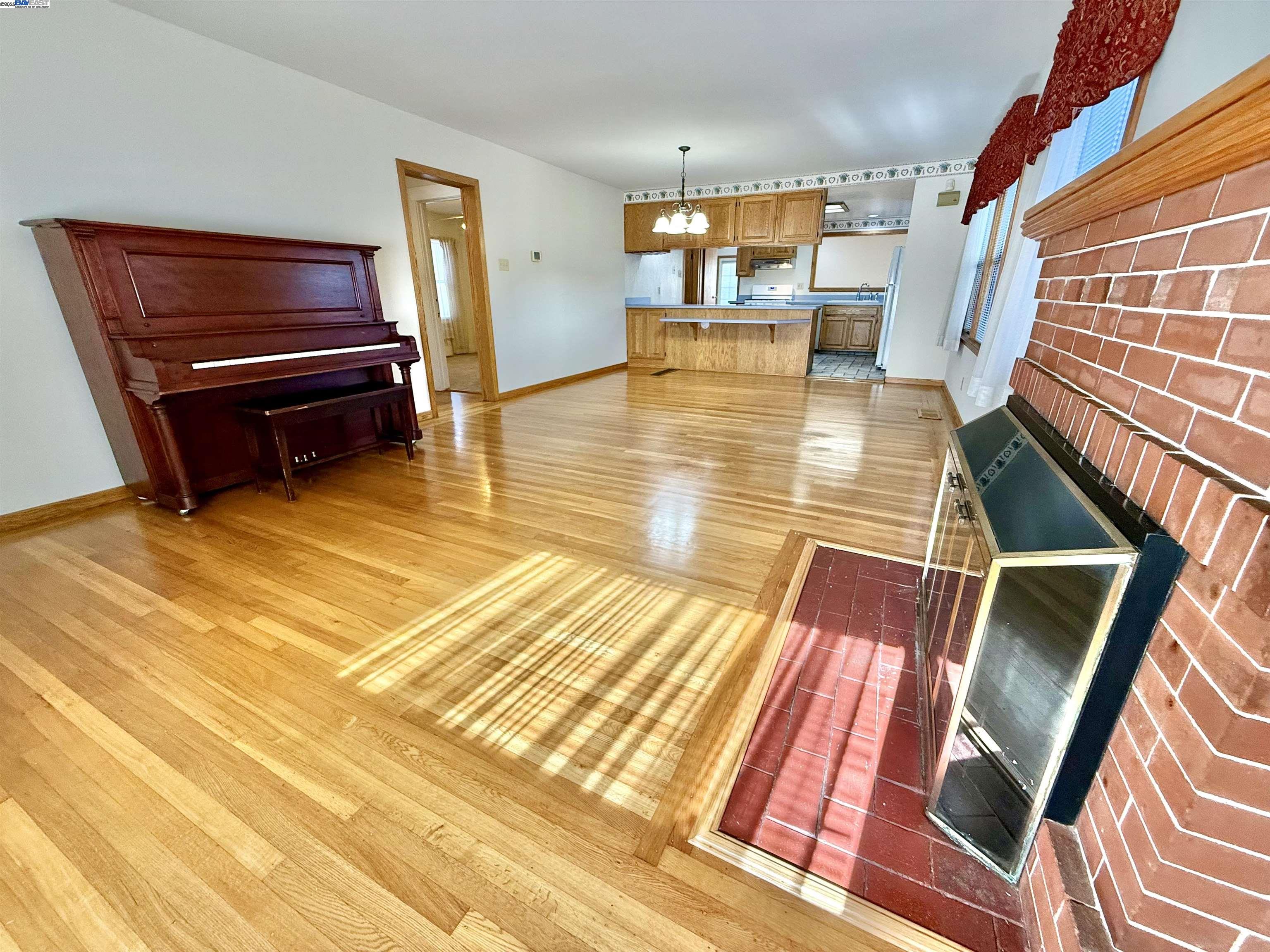 Detail Gallery Image 6 of 42 For 252 Stoakes Ave, San Leandro,  CA 94577 - 3 Beds | 1/1 Baths